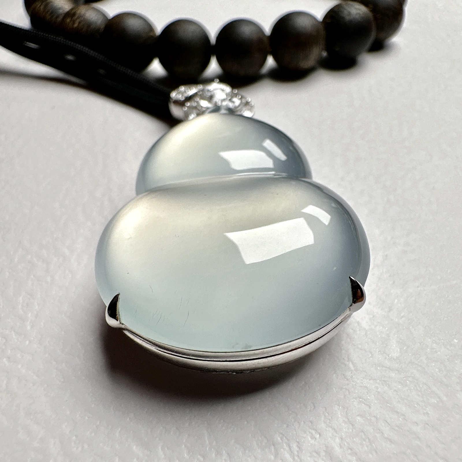 【玻璃种大葫芦吊坠】质地细腻清爽，荧光感强烈，荧光感强烈，饱满圆润，18K金钻镶嵌，裸石尺寸34.5*26.2*9.2毫米