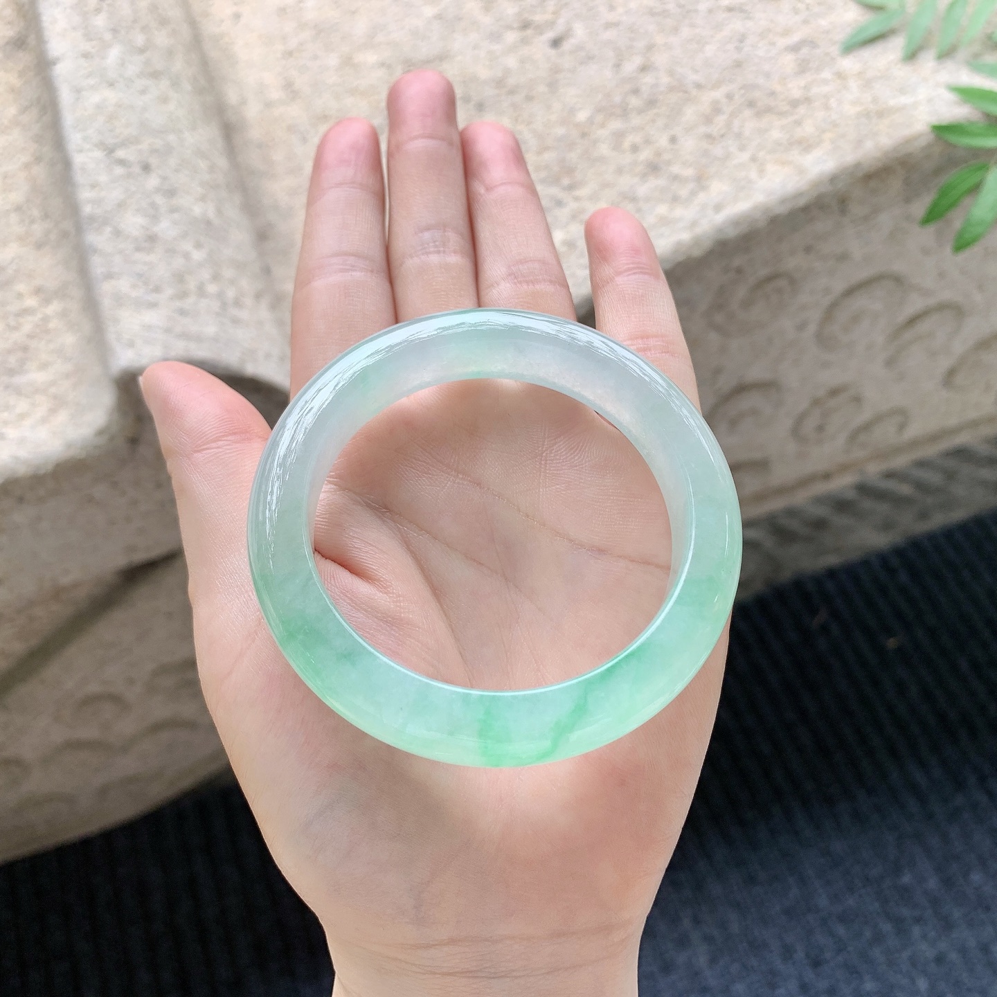 正圈53 54【圈口】54.3/12.6/9【编码】GH041146【描述】冰飘阳绿，清透，水润，种老，细腻，无纹裂