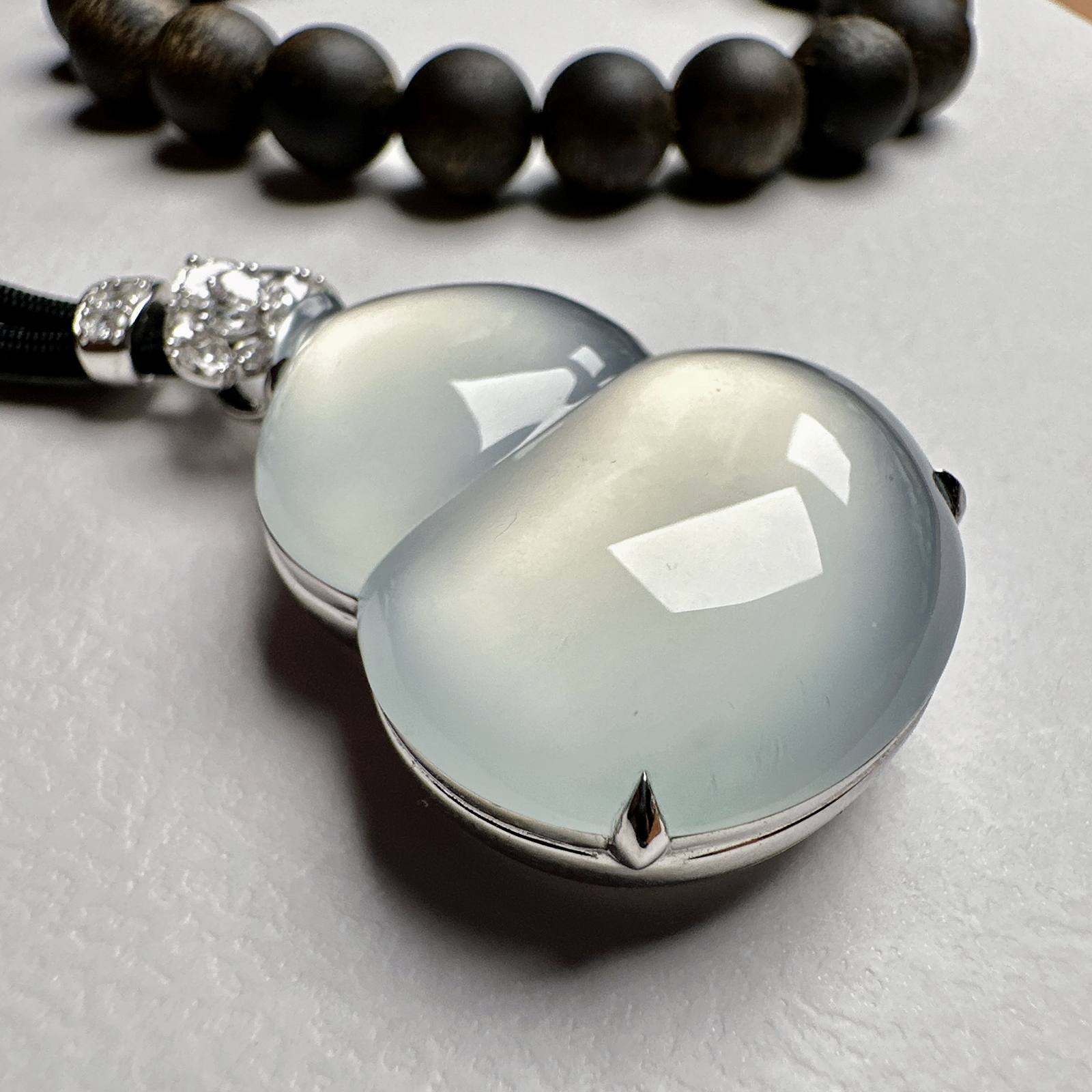 【玻璃种大葫芦吊坠】质地细腻清爽，荧光感强烈，荧光感强烈，饱满圆润，18K金钻镶嵌，裸石尺寸34.5*26.2*9.2毫米