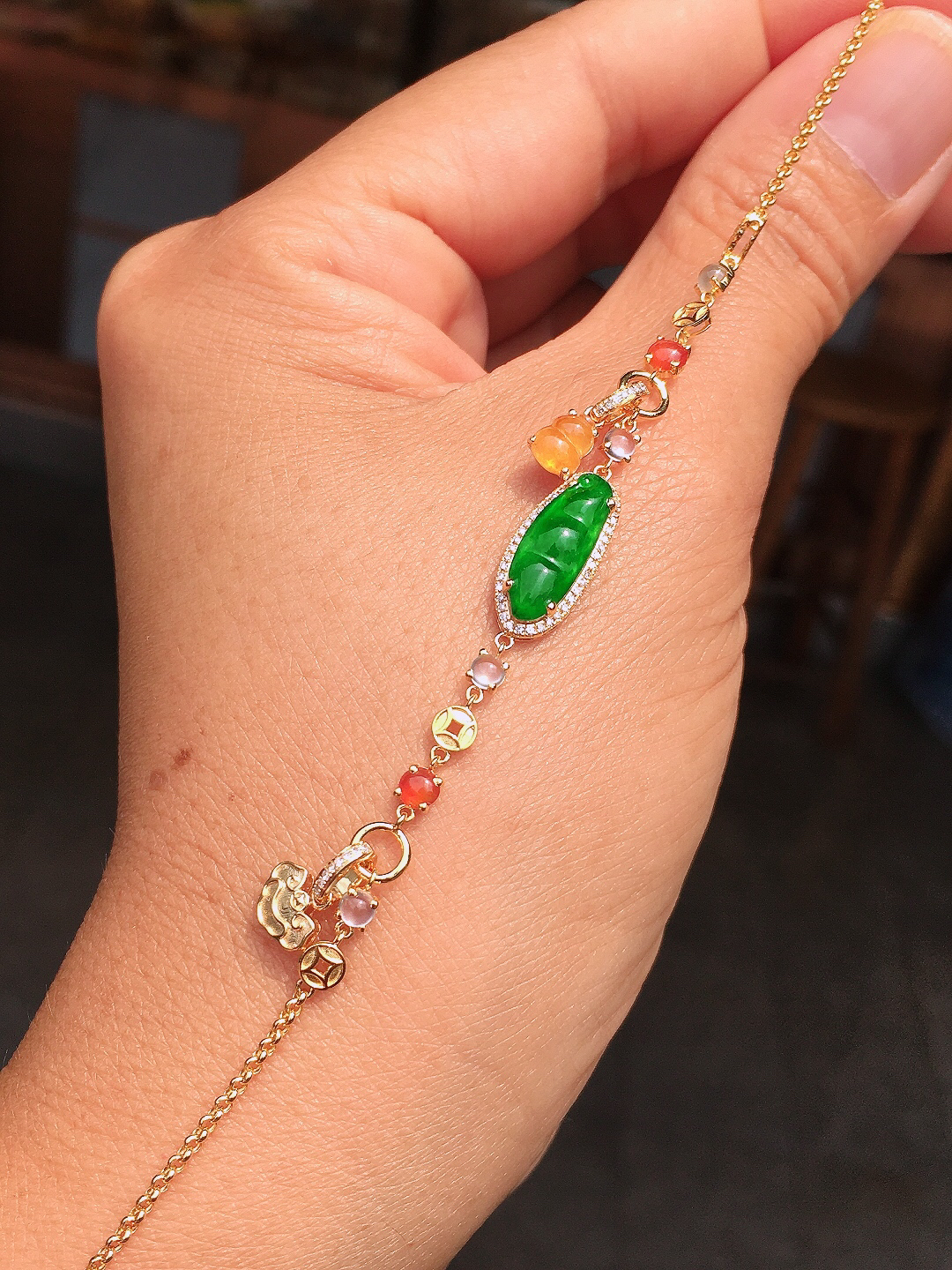 阳绿福豆手链、色泽均匀艳丽，玉质细腻，荧光感超
强，饱满圆润，尽显优雅气质，18k
金豪华镶嵌