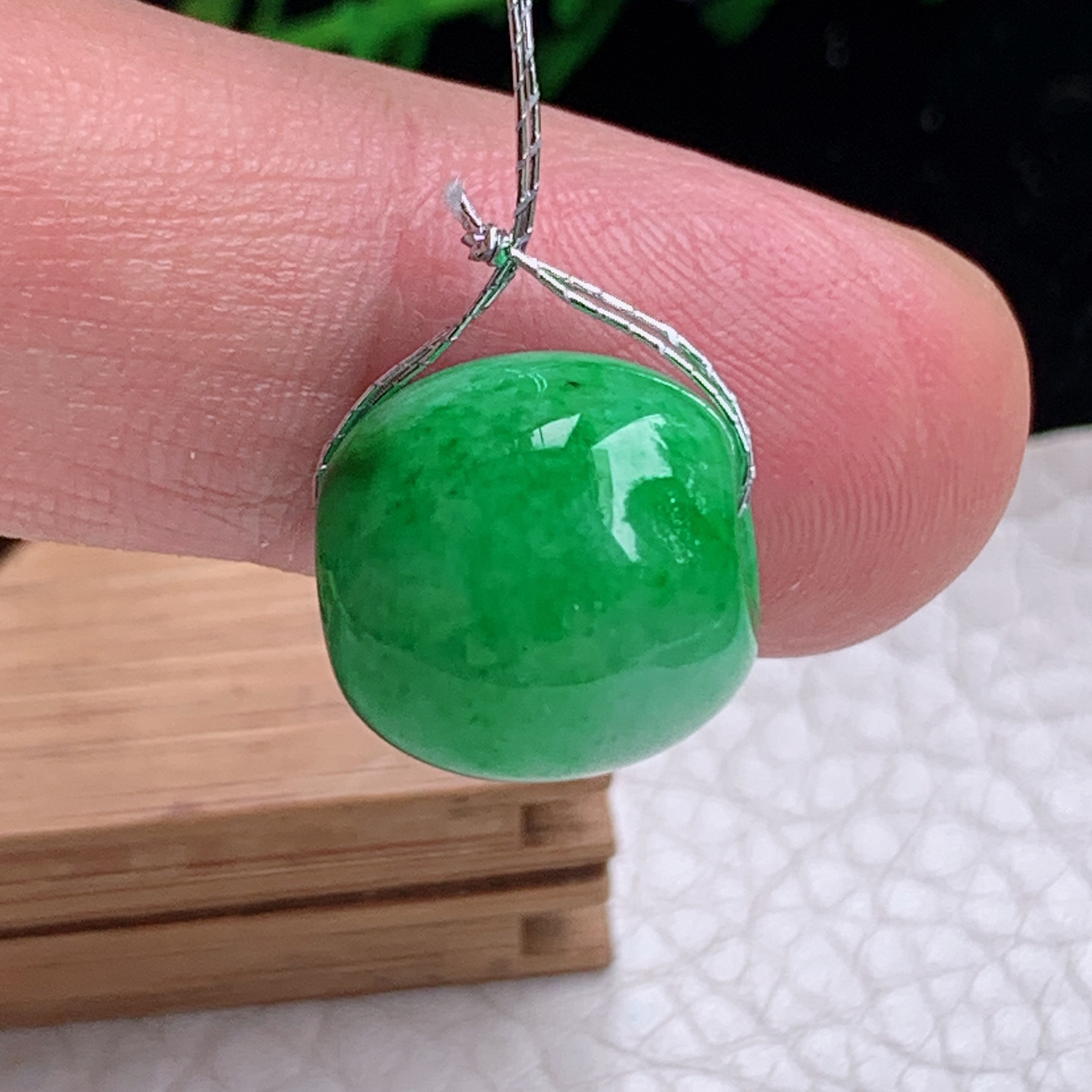 Xqa实拍13.2*13.5天然缅甸翡翠a货胶感辣绿路路通 财运亨通玉吊坠