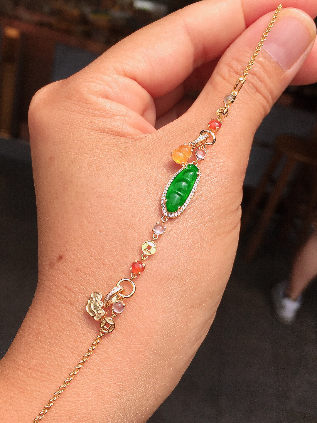 阳绿福豆手链、色泽均匀艳丽，玉质细腻，荧光感超
强，饱满圆润，尽显优雅气质，18k
金豪华镶嵌