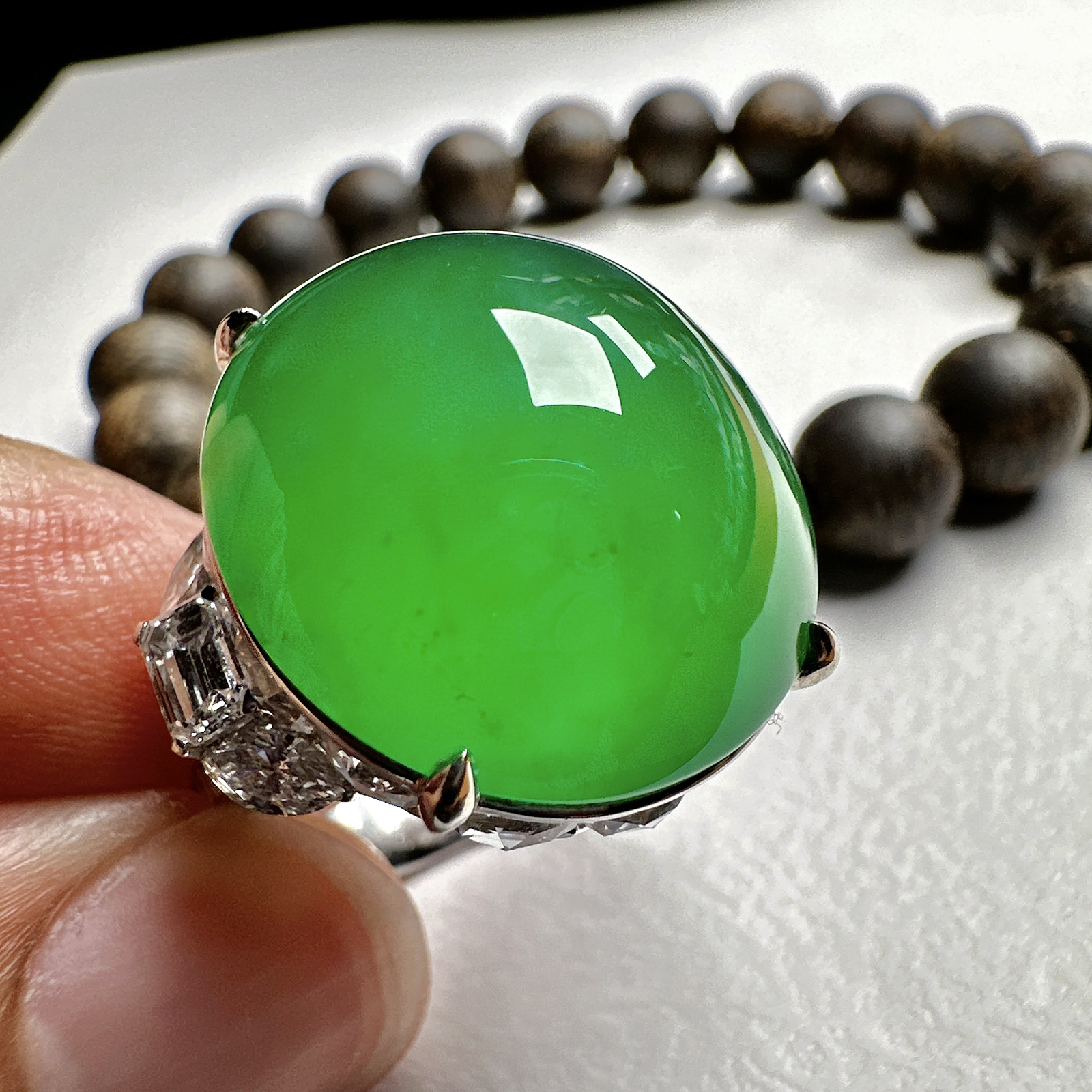 【冰种满绿鸽子蛋戒指】质地细腻，冰感十足，通透闪亮，饱满圆润，纯净度没得说，18k金钻镶嵌，裸石尺寸21.6*20.1*9.6毫米