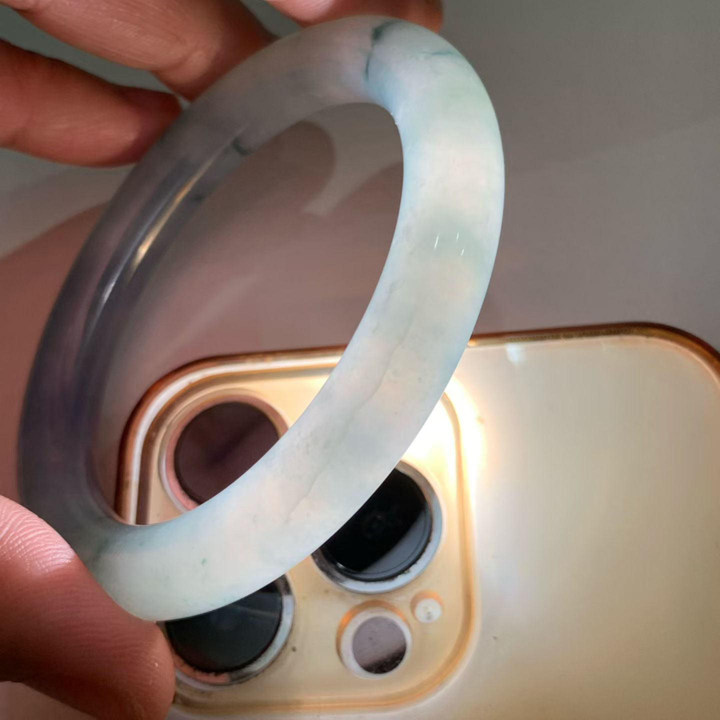 紫罗兰配花圆条手镯尺寸 52.8*9.5*9.5 种质细腻，水润光泽，紫调温婉，花色灵动！