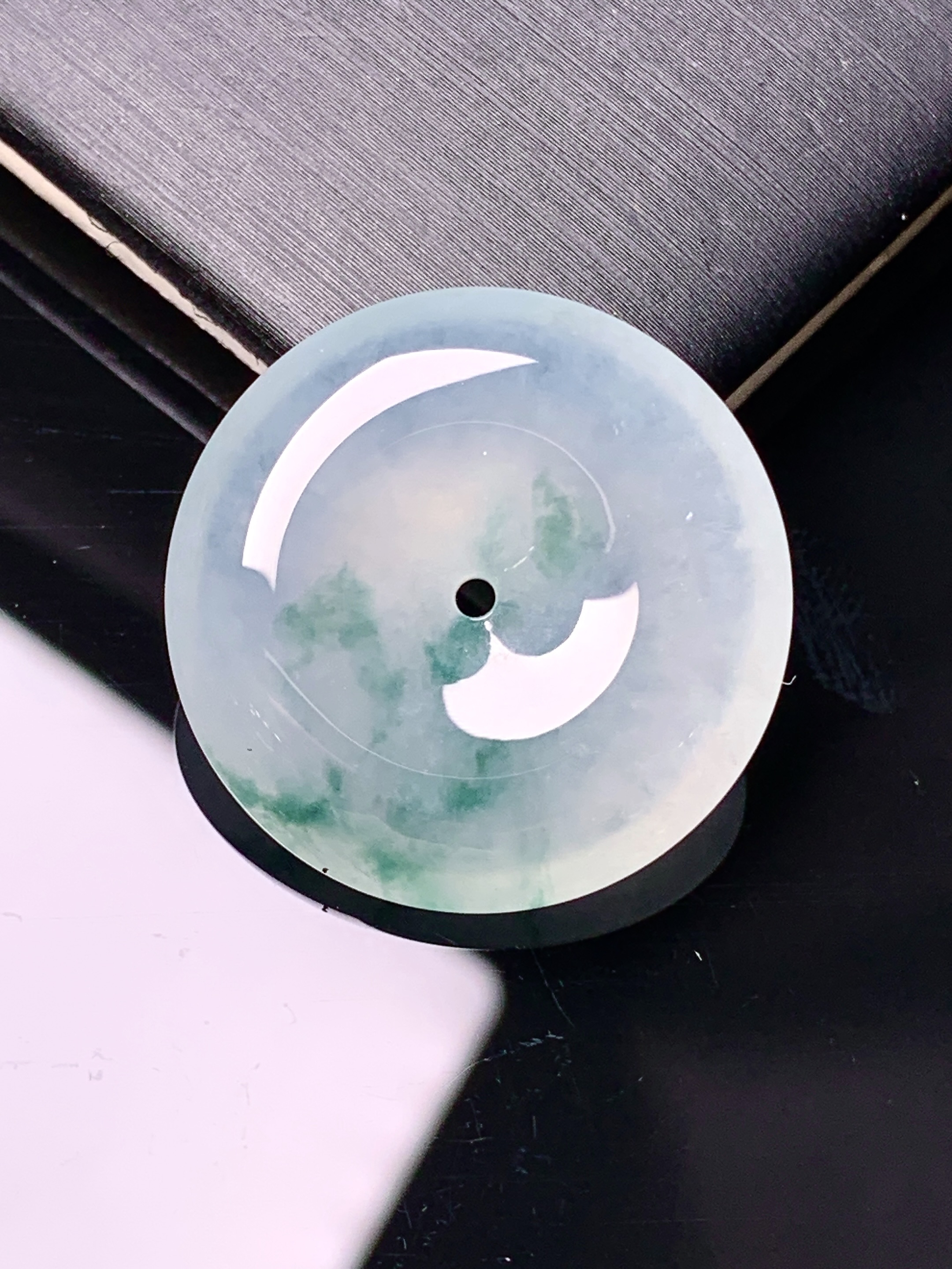 冰种平安扣吊坠 玉质细腻 色泽艳丽清新 水润亮眼 整体尺寸24.6*6x1