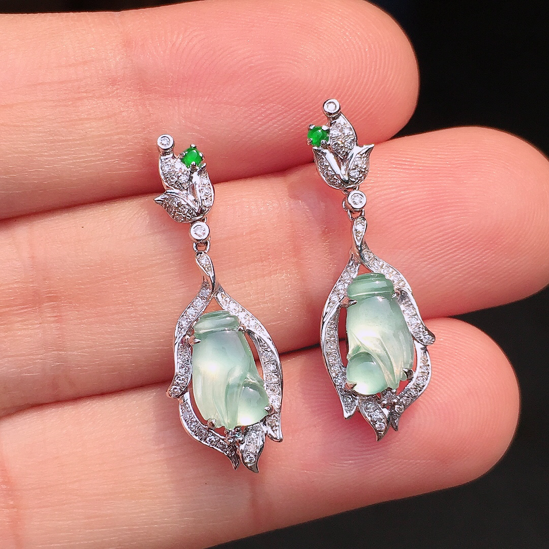 冰种【掌上明珠】耳坠，玉质细腻，荧光感超
强，饱满圆润，尽显优雅气质，18k
金豪华镶嵌