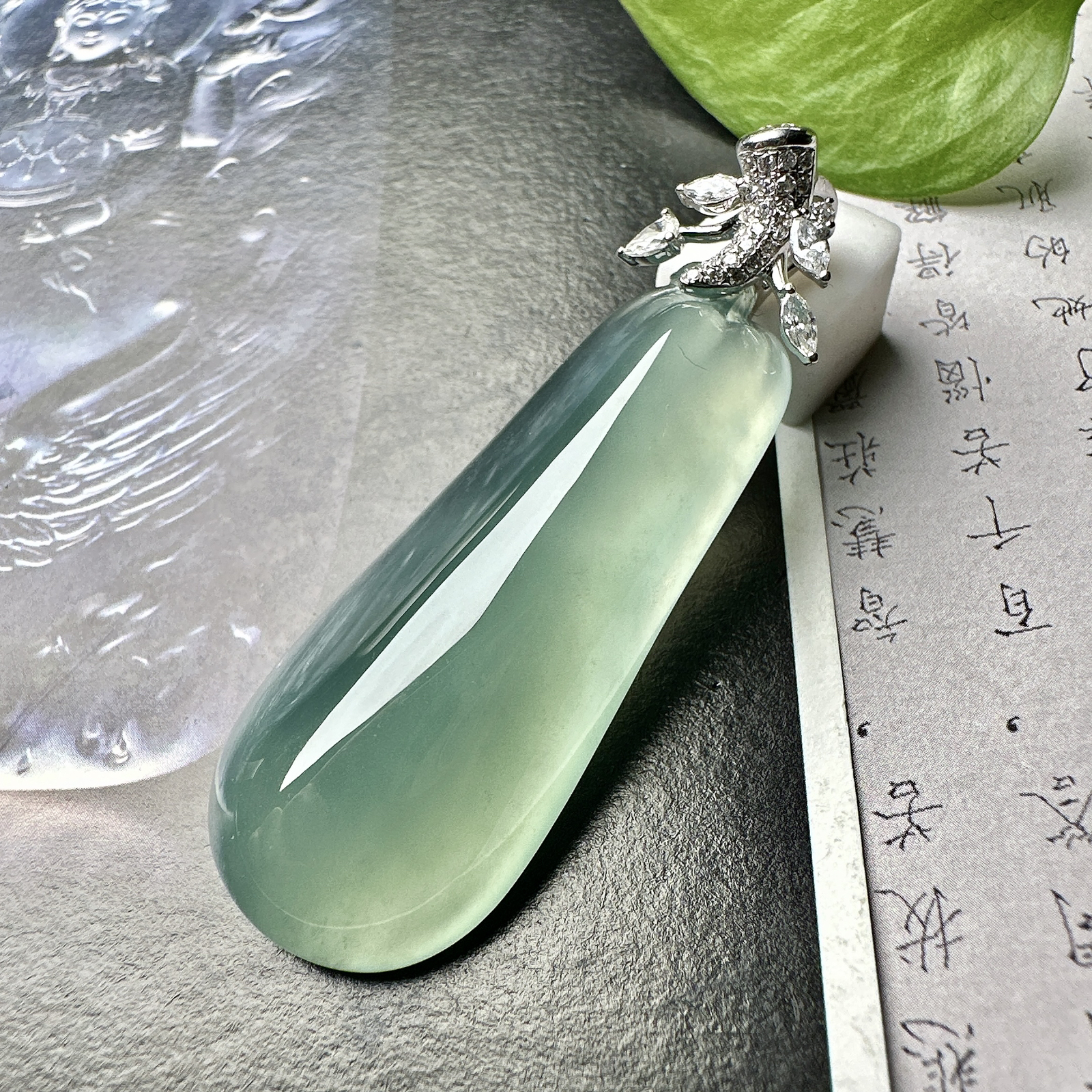 【冰种晴蓝福瓜】质地冰润细腻，种老起光，收藏品质，18K金钻镶嵌，裸石尺寸47*19.1*9.4毫米