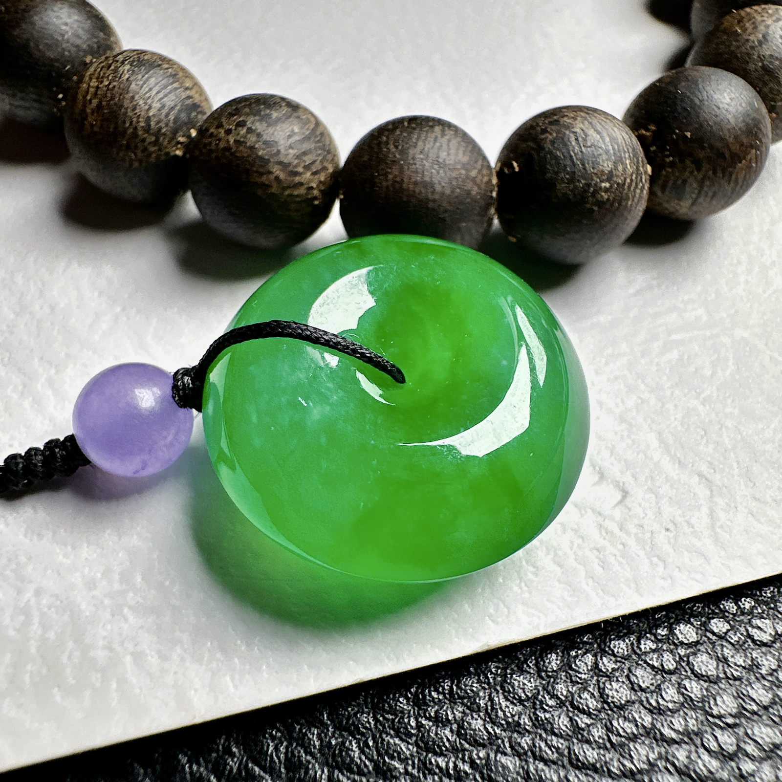 【冰种满绿平安扣】面包扣，很厚装，质地非常细腻，冰润十足，种老冰透，收藏品质。