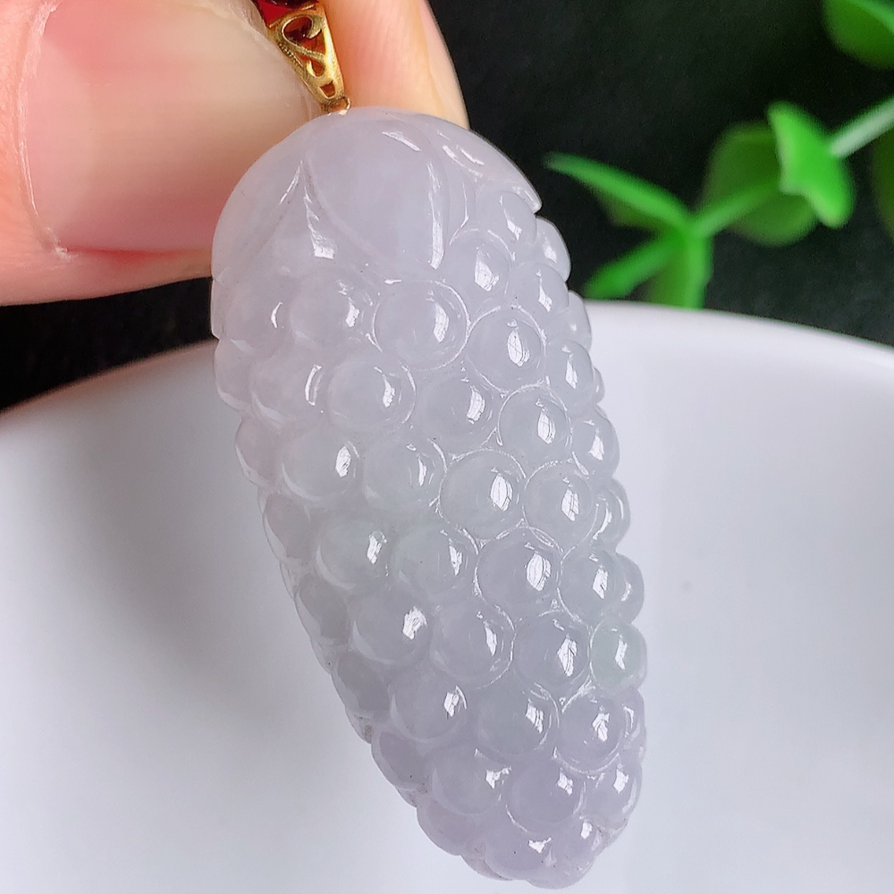 18k金扣自然光实拍，老坑紫罗兰多子多福吊坠，玉质细腻起胶，立体雕工精湛，色泽鲜艳，种老水足，饱满厚装，佩戴大气上档次！W01.8  尺寸：37.8-18-9mm