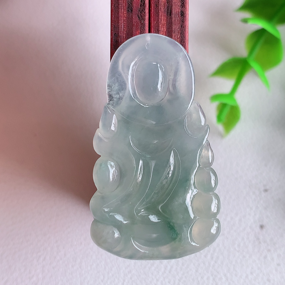 冰润精雕观音吊坠，法相端庄大气，工艺精湛，种色浓郁，细腻饱满冰润，种老水足，收藏佳品，佩戴大气  W01.8   尺寸：39.8-23-4.8mm