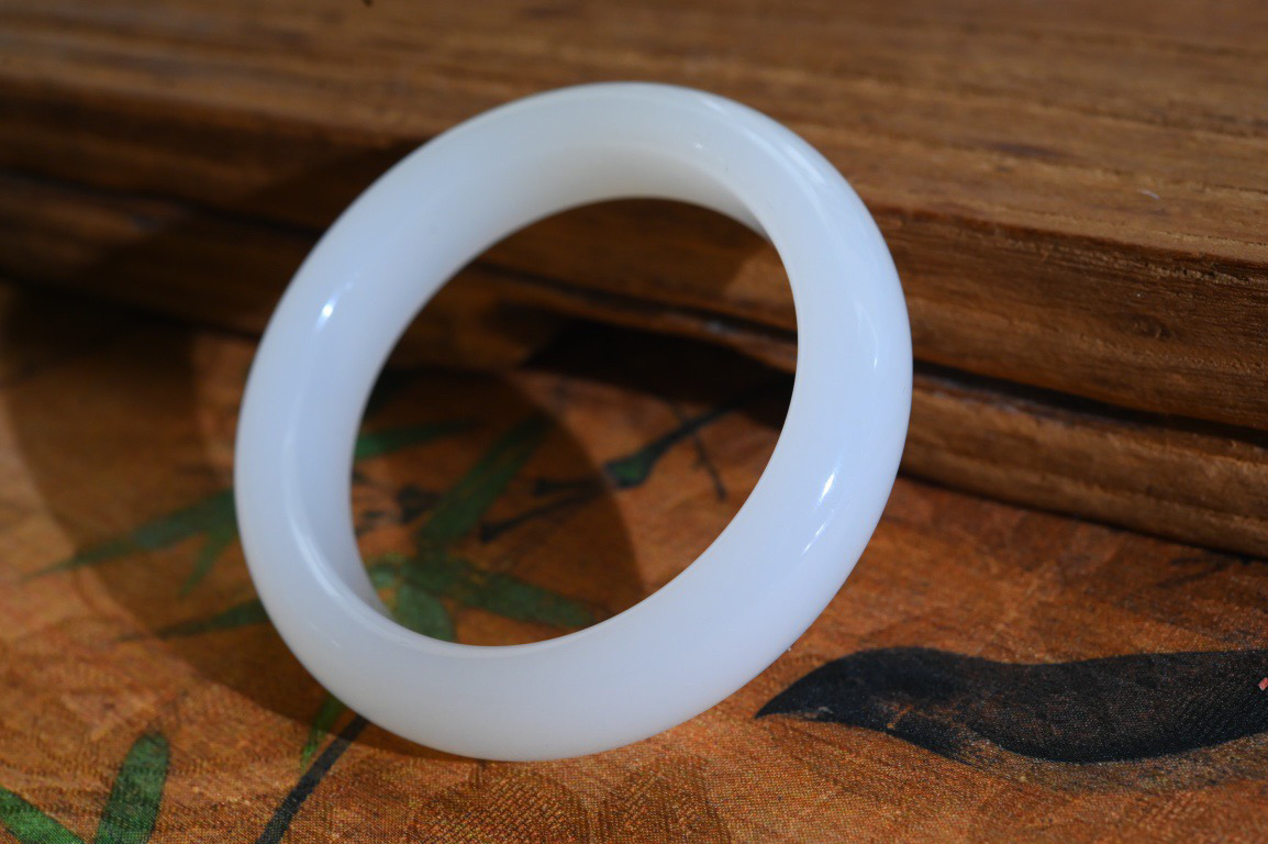 羊54羊脂白玉手镯和田玉山料手镯54圈口宽12.2厚9无裂无杂无水线特细腻 高脂粉，高品质，萦绕腕间