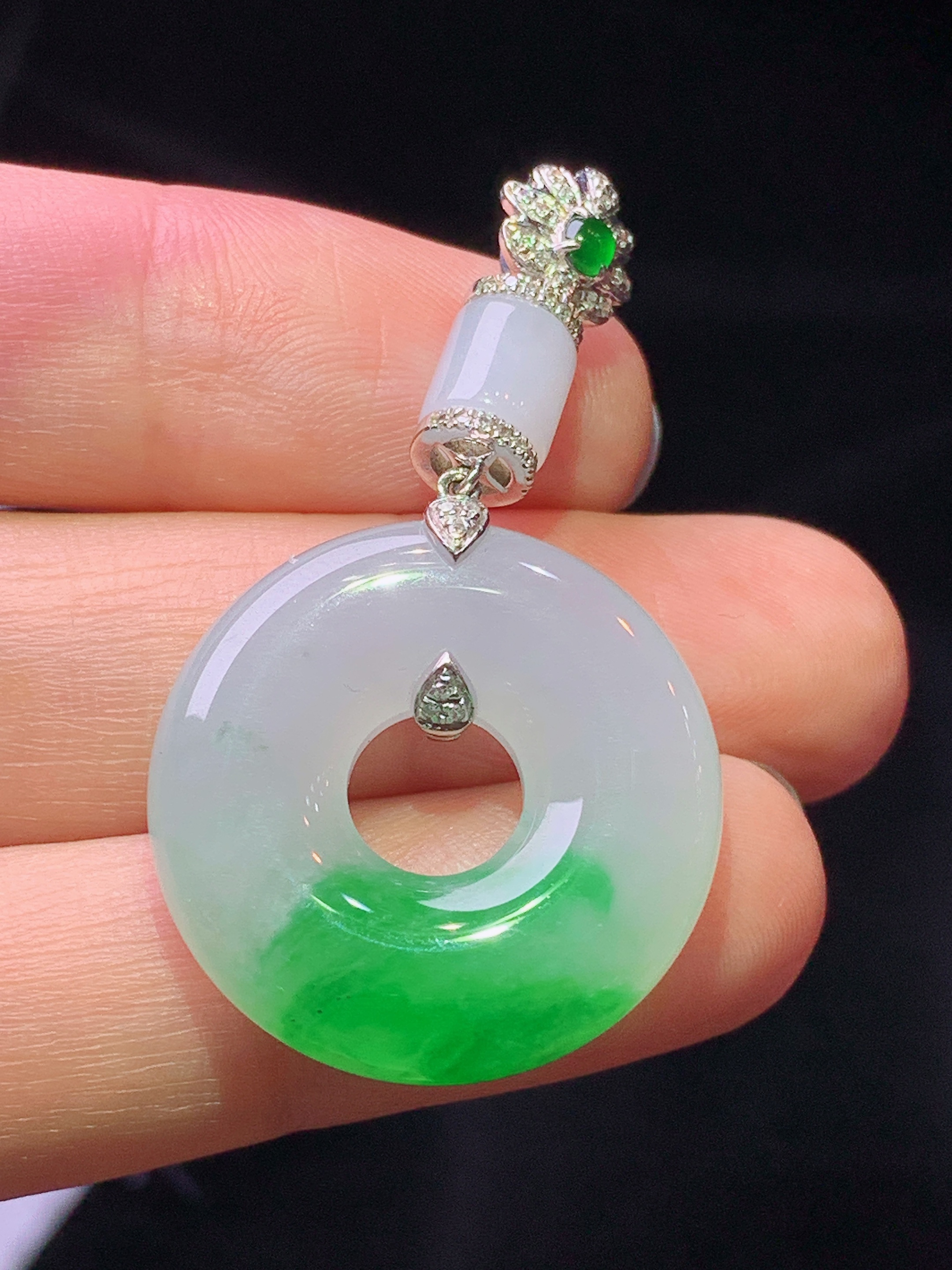 18k金钻镶嵌飘绿平安环 玉质细腻 色泽艳丽清新 水润亮眼 整体尺寸42*23*5.8x1