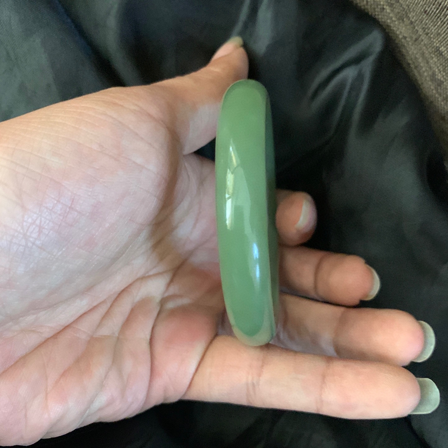 57圈口和田玉黄口料手镯，和田玉57圈口手镯，镯型古朴典雅。在诗情画意的雨巷相遇，你是我腕间的一抹风情，有你眸有深情.清风荡漾湖间静水，我愿俯身低眉，在烟波涟漪处寻