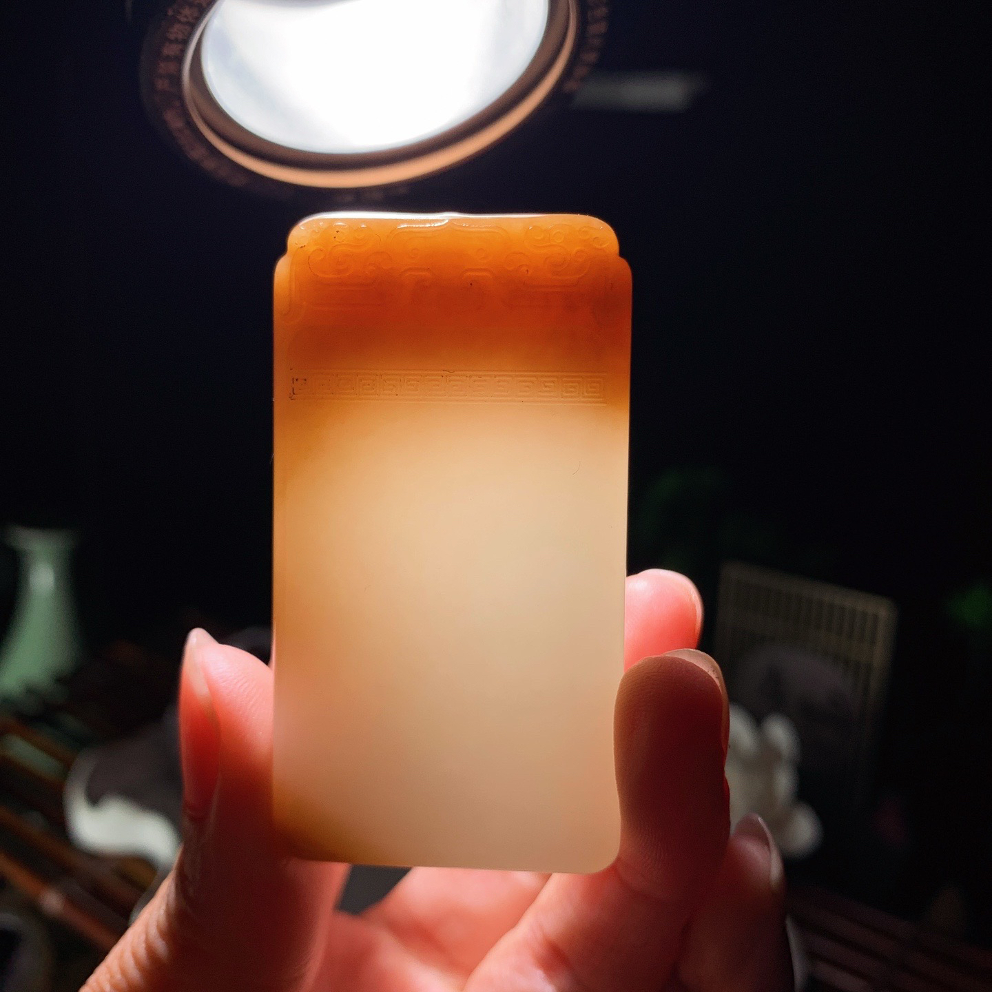 新疆且末糖平安无事牌挂件。尺寸58/32/13重64.7克。玉质细腻油润。手推出油。佩戴高端典雅。lt260410