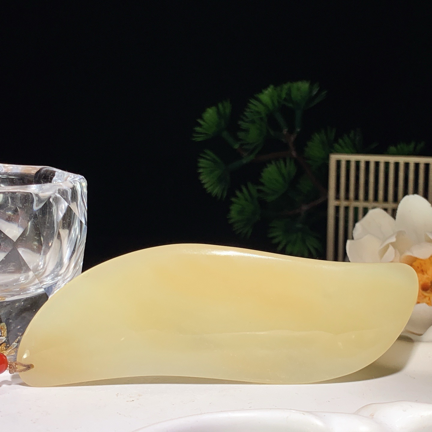 新疆且末糖刮痧板挂件。尺寸101/32/7重44.3克。玉质细腻油润。手推出油。佩戴高端典雅。lt2