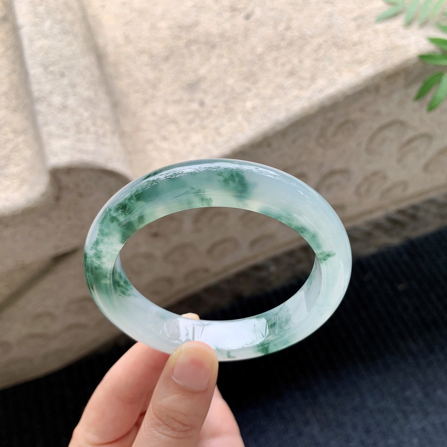 正圈59 60 【圈口】60/13.4/9.7 【编码】BK041138 【描述】冰飘花，清透，水润，种老，细腻，无纹裂