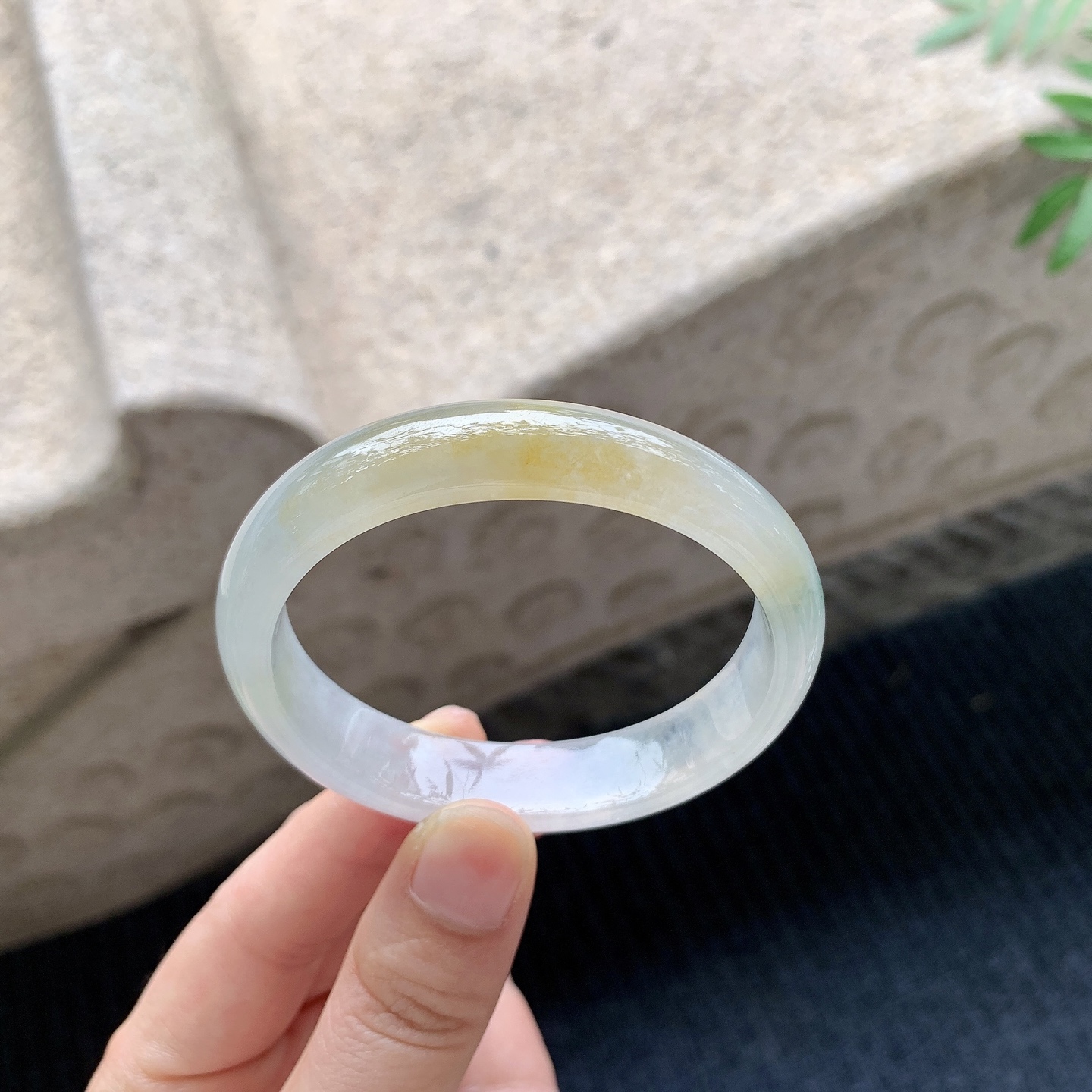 贵妃52 53 【圈口】53.3/46.8/12.5/6.3 【编码】HJ041109 【描述】糯冰飘黄翡，水润，种老，细腻，无纹裂