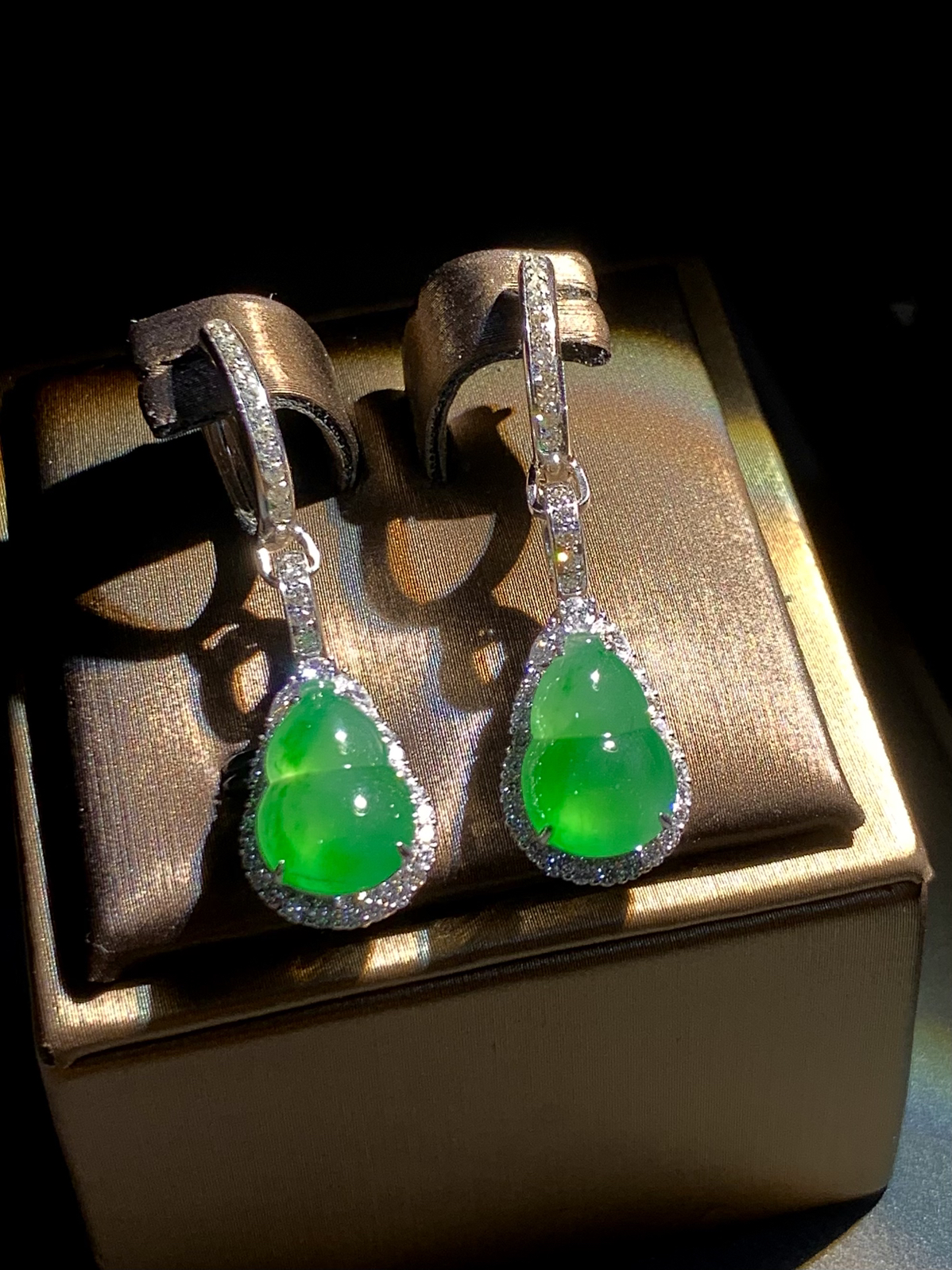 绿葫芦耳坠吊坠两用款，
裸石约12.3-8.5-4.5mm，
37.5-吊坠整体22.6-10.6-