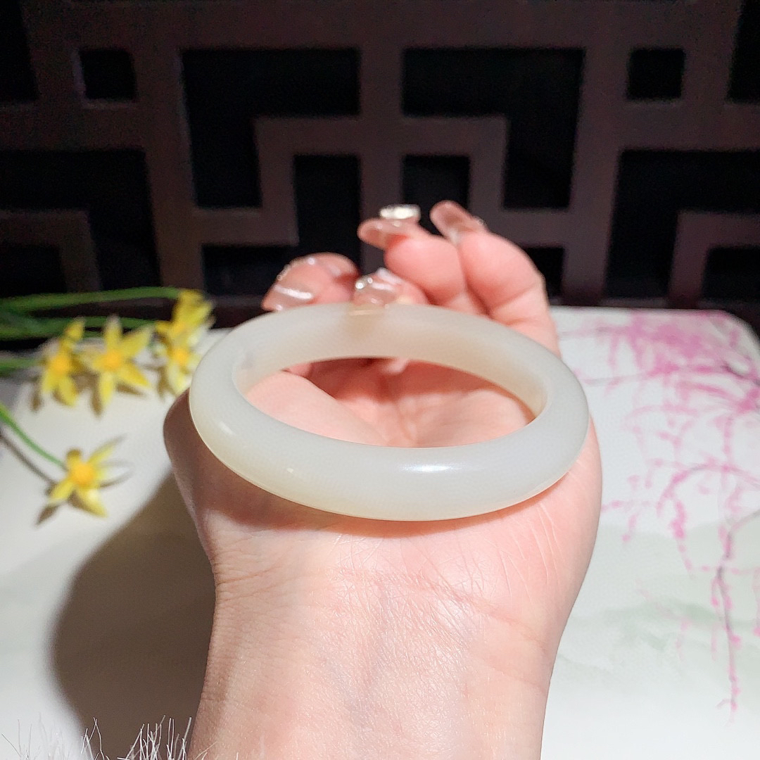 和田玉53.5圈口藕粉色手镯！玉质细腻油润 底色纯净 无裂无杂 脂粉好，品质好！