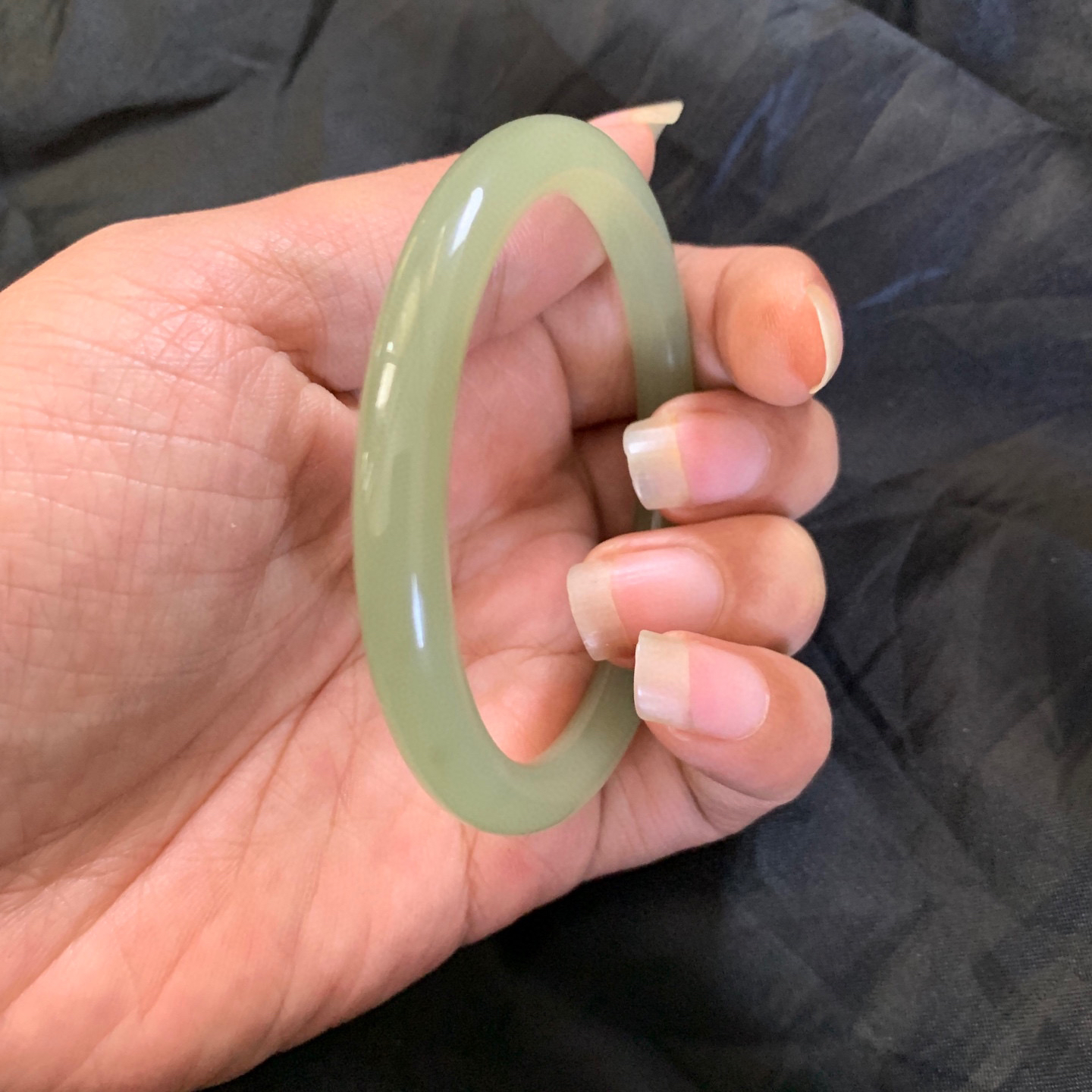 57.9圈口和田玉晴水色圆条手镯，和田玉57.9圈口手镯，镯型古朴典雅。在诗情画意的雨巷相遇，你是我腕间的一抹风情，有你眸有深情.清风荡漾湖间静水，我愿俯身低眉，在烟波涟漪处寻