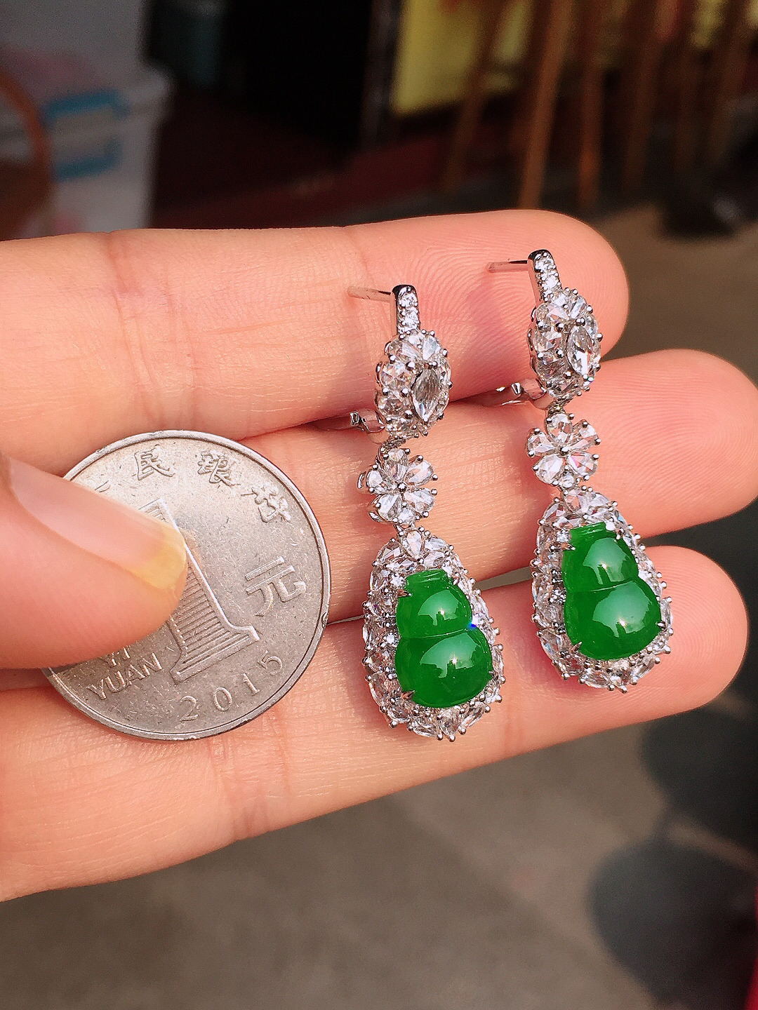 辣绿葫芦耳坠，色泽均匀艳丽，玉质细腻，荧光感超
强，饱满圆润，尽显优雅气质，18k
金豪华镶嵌