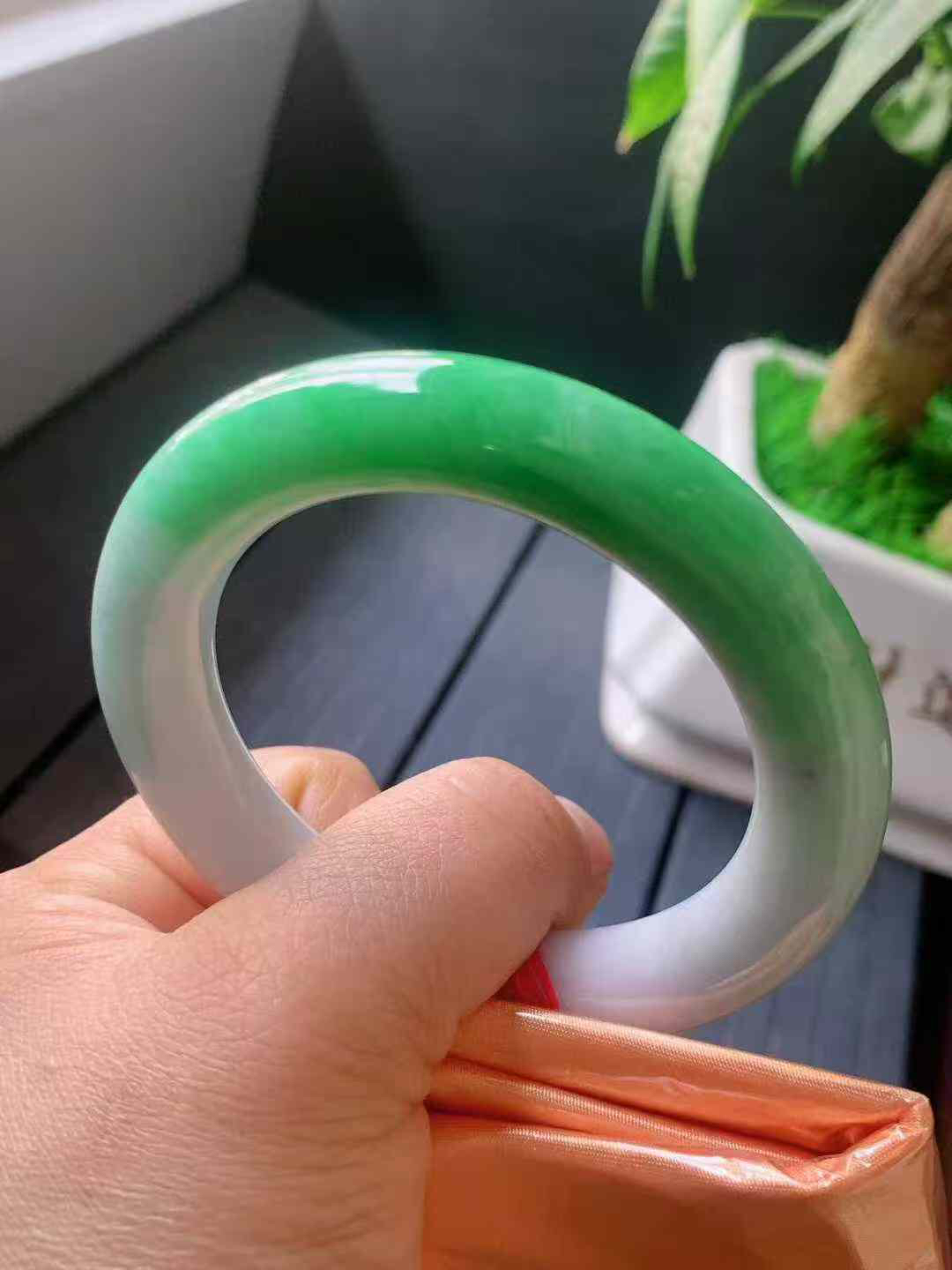 【翡翠名称】老坑种飘阳绿55圈口圆条手镯
【翡翠尺寸】55/11.3/11.3mm适合55-57正圈口佩戴
【翡翠描述】宝贝种老水足，玉质细腻，色泽靓丽，性价比高，佩戴效果好！
【其它赠送】权威证书/精美挂绳盒子/支持全国复检