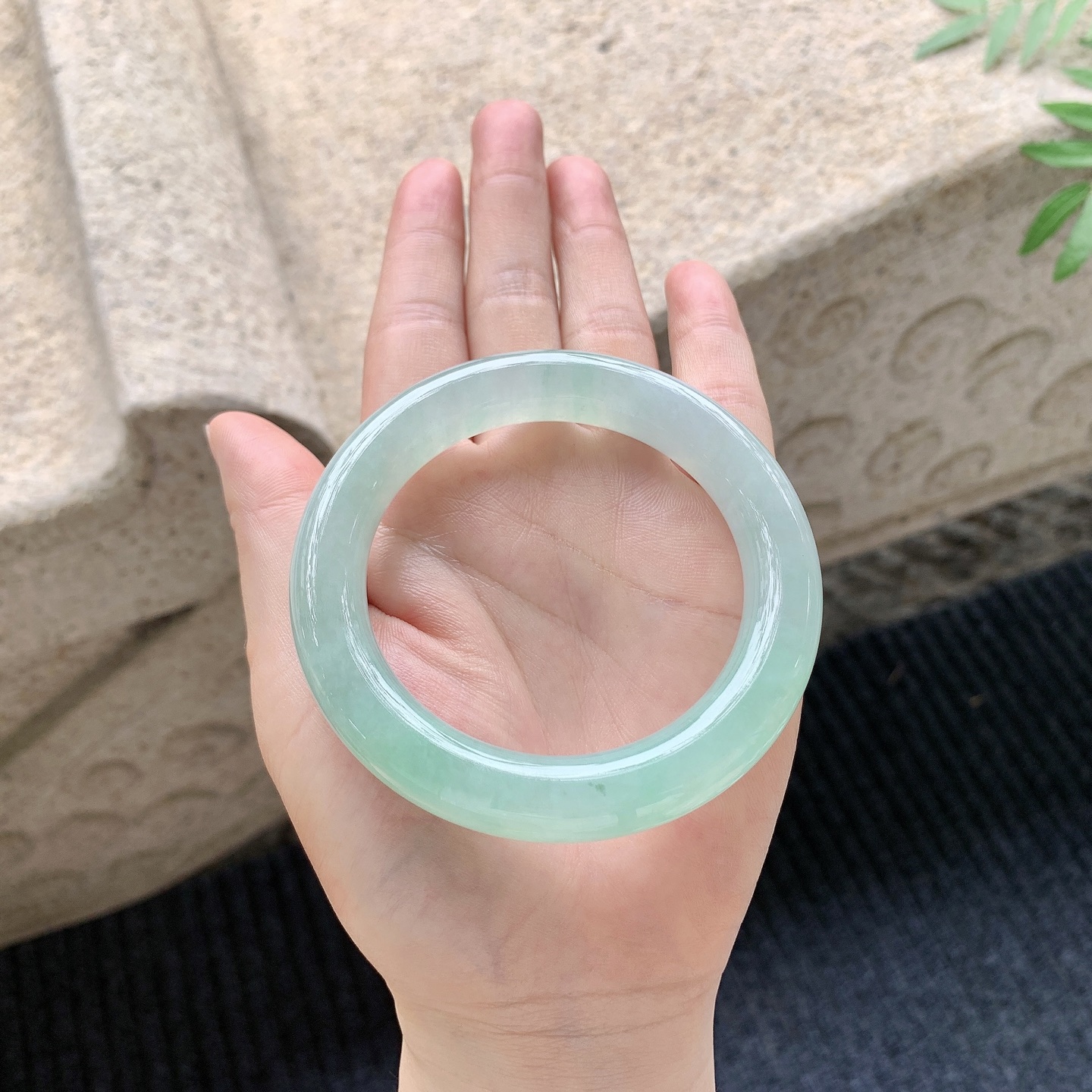 圆条54 55【圈口】55/11.2/11【编码】A2041120【描述】冰糯阳绿，水润，种老，细腻，无纹裂