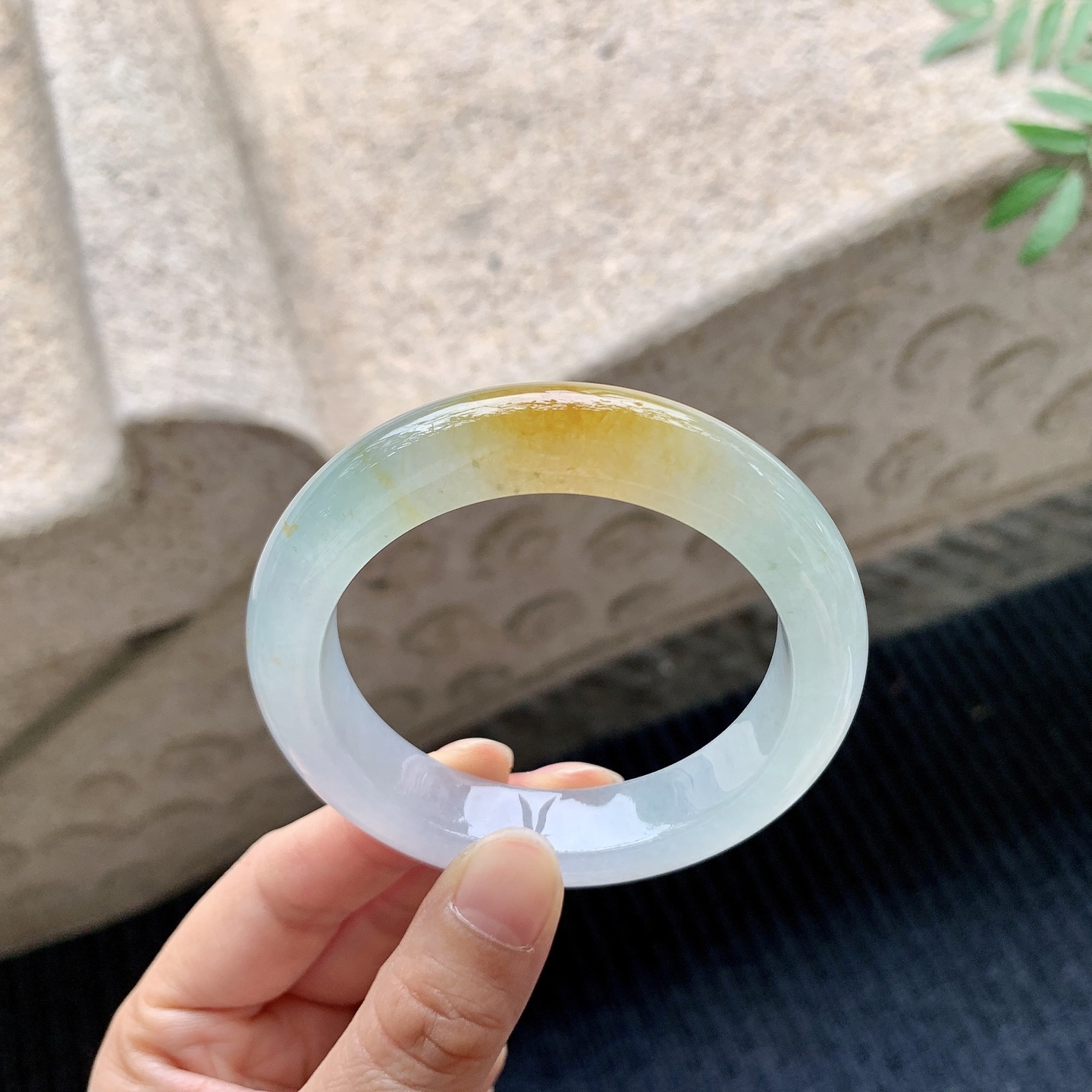 正圈51 52 【圈口】52.5/12/9.2 【编码】QX041113 【描述】冰飘黄翡，清透，水润，种老，细腻，无纹裂