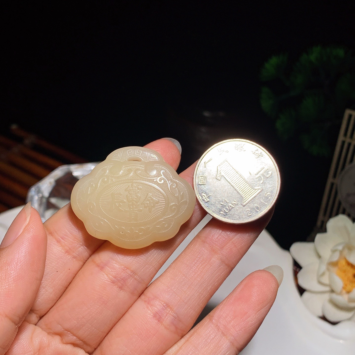 新疆且末糖如意长命锁挂件。尺寸29/34/8重13克。玉质细腻油润。手推出油。佩戴高端典雅。lt260410