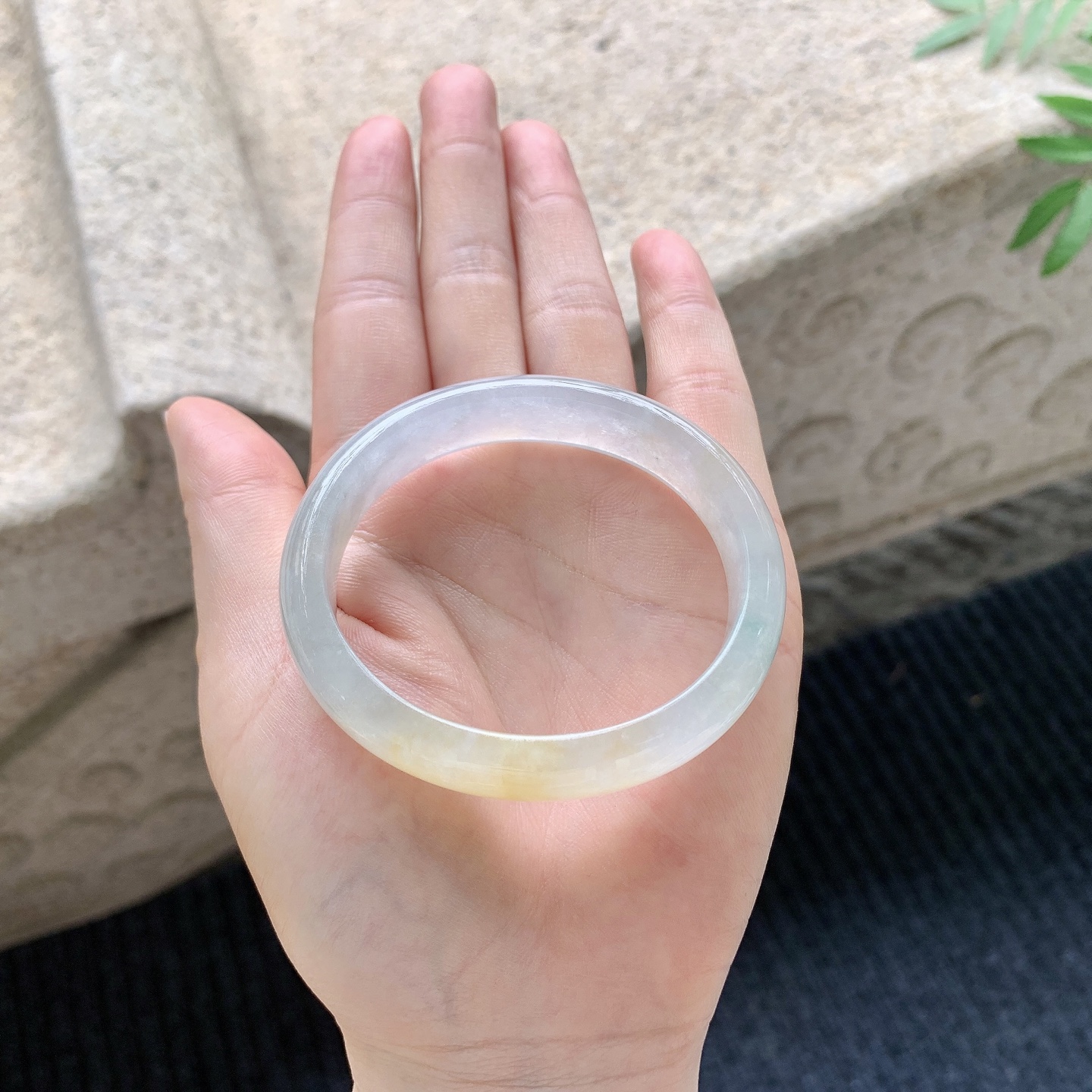 贵妃52 53 【圈口】53.3/46.8/12.5/6.3 【编码】HJ041109 【描述】糯冰飘黄翡，水润，种老，细腻，无纹裂