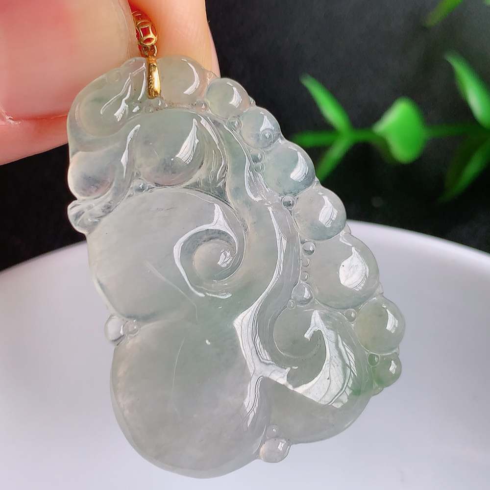 18k金扣冰润飘花吉祥如意翡翠吊坠  寓意“万事如意，吉祥如意,福寿绵长 心想事成”饱满大气，通透水润  W141.8 尺寸：38.5-27.8-4.8mm