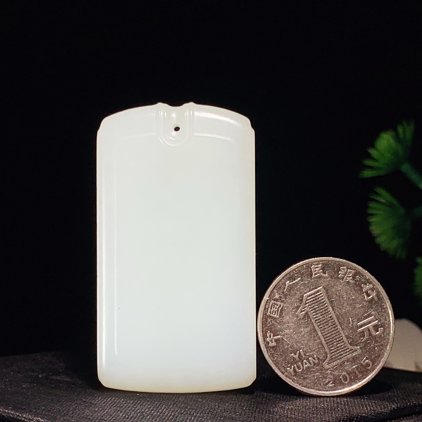 新疆和田玉白玉平安无事牌挂件 尺寸53/28/9重36克 玉质细腻油润 底色纯净 脂粉好，品质好。lt260410