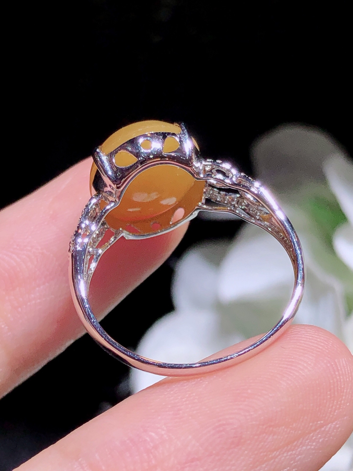 18K金镶 蜜糖黄蛋面戒指 完美 水润色艳 品相饱满..