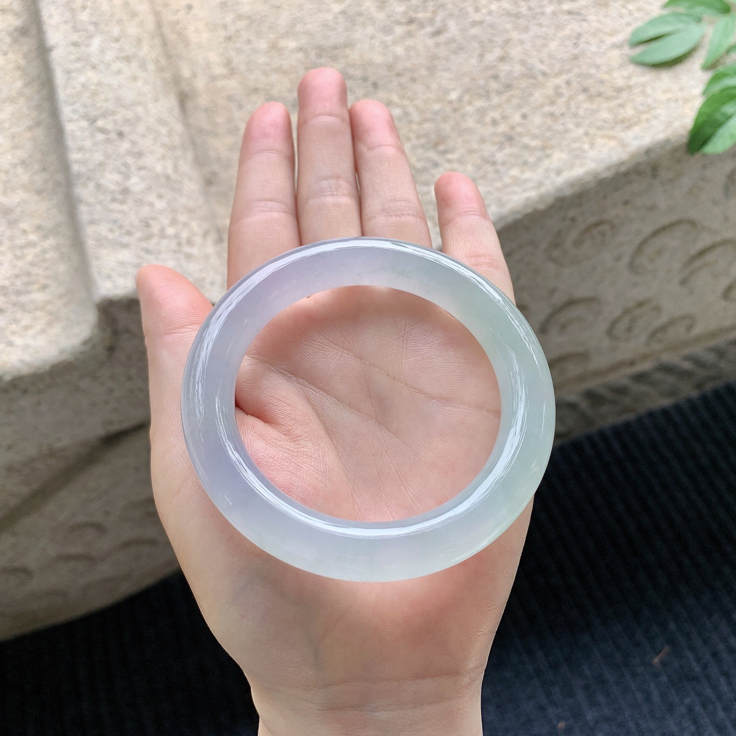 圆条54 55
【圈口】55.8/11.1/10.9
【描述】冰春彩，清透，水润，种老，细腻，无纹裂！