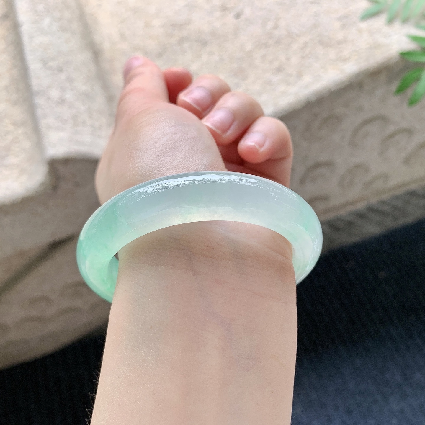 正圈53 54【圈口】54.3/12.6/9【编码】GH041146【描述】冰飘阳绿，清透，水润，种老，细腻，无纹裂