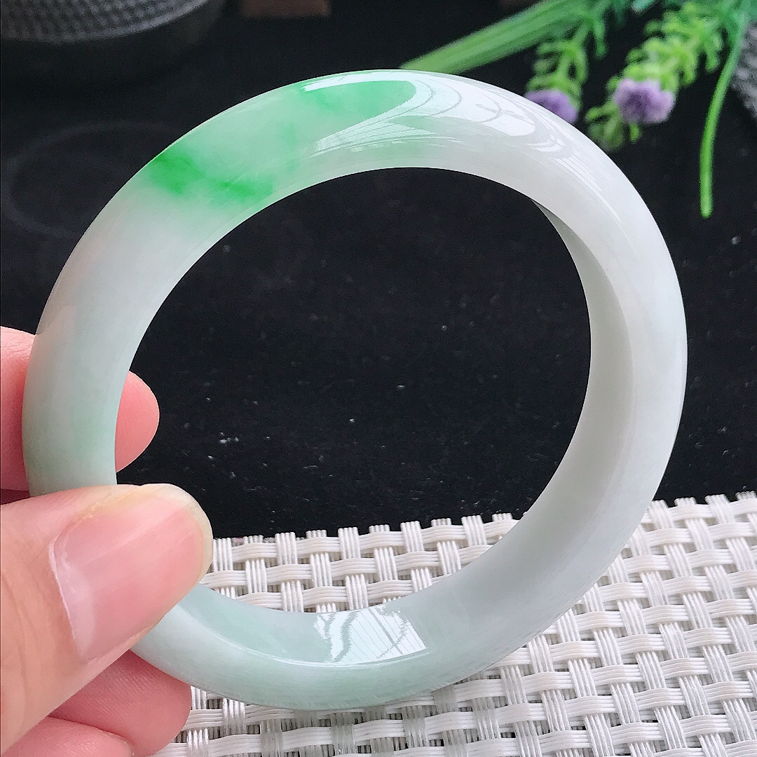 实拍A货翡翠56.8/12/8.5老坑精美冰润飘阳绿手镯宽边玉镯平安镯美人镯