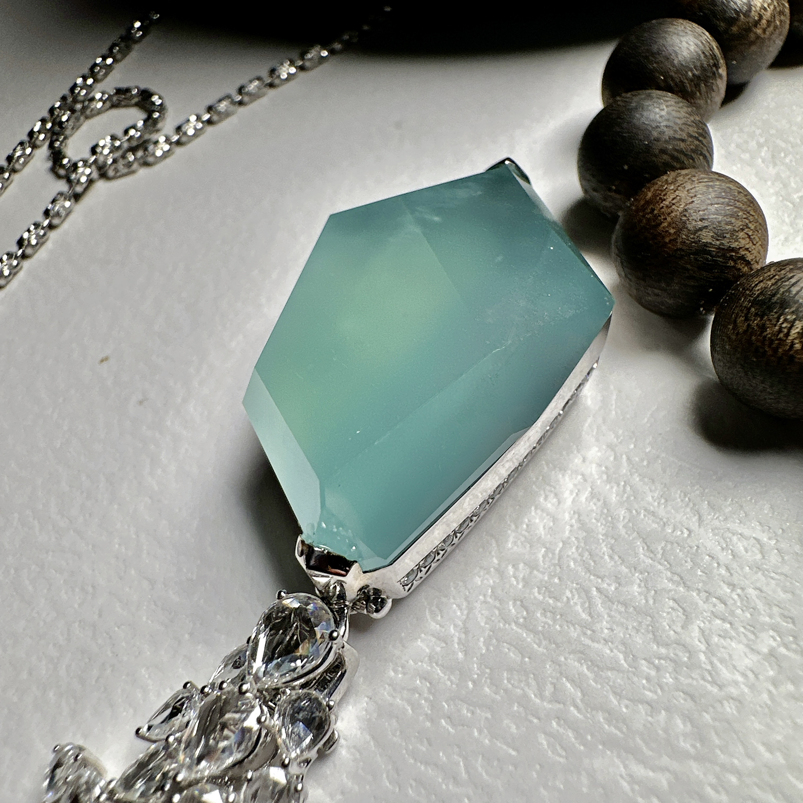 【冰种天空蓝随形吊坠】质地非常细腻干净，冰润十足，种老冰透，收藏品质。18k金钻镶嵌，裸石尺寸33*21*9.8毫米