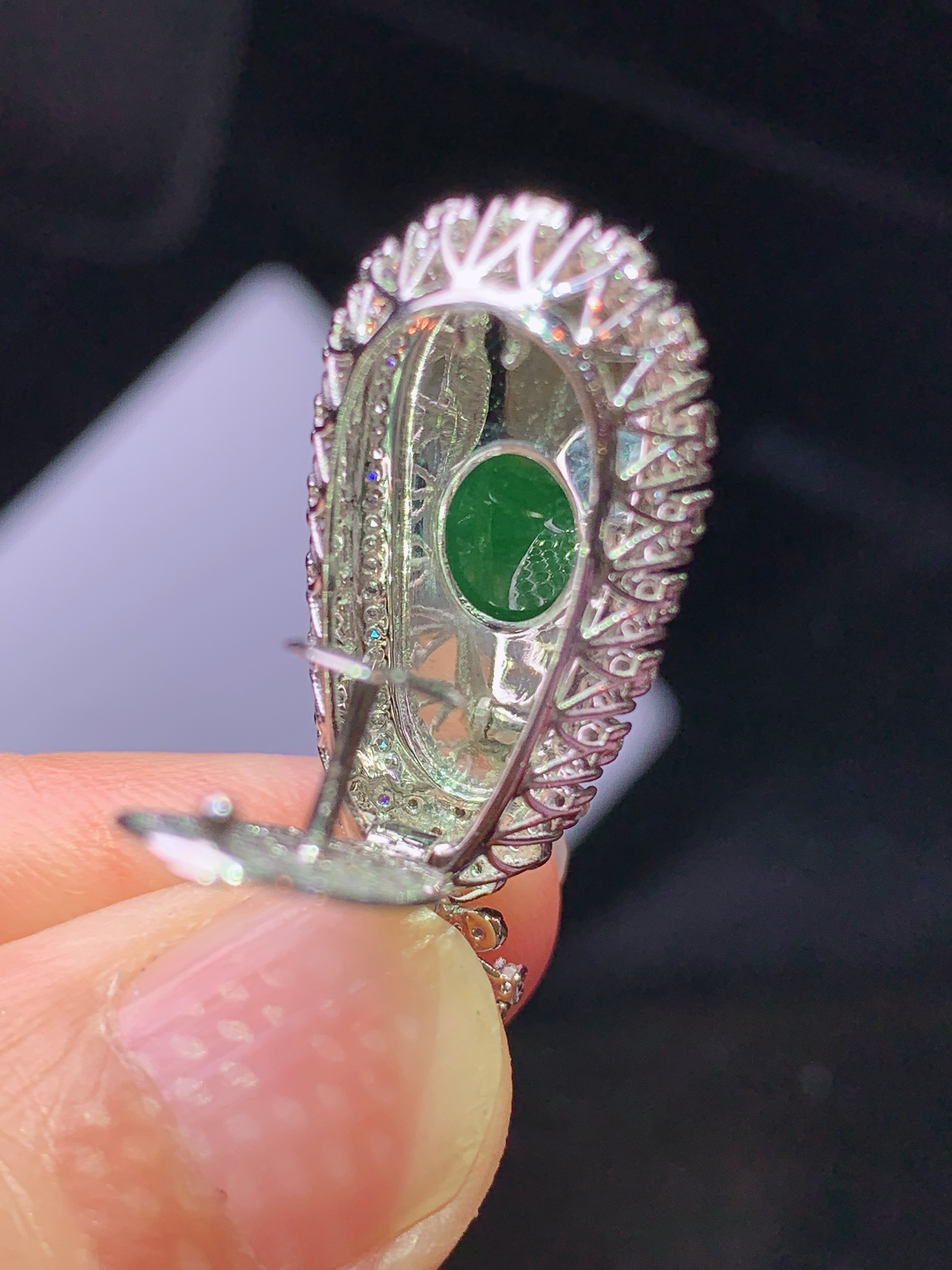 18k金钻镶嵌满绿四季豆吊坠 玉质细腻 色泽艳丽清新 水润亮眼 整体尺寸32.5*14*10k1