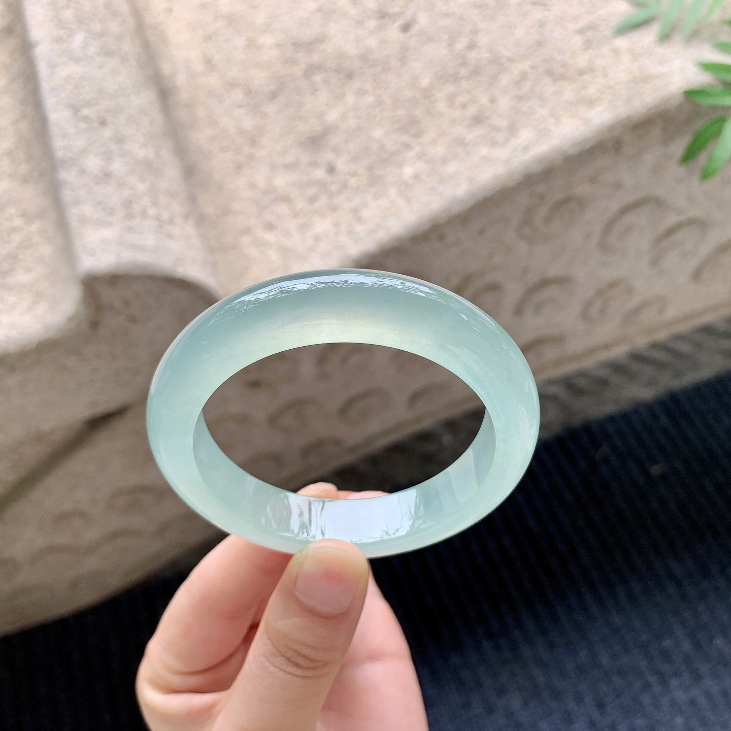 正圈52 53【圈口】53.7/12.2/9【编码】QX041112【描述】冰绿，清透，水润，种老，细腻，无纹裂