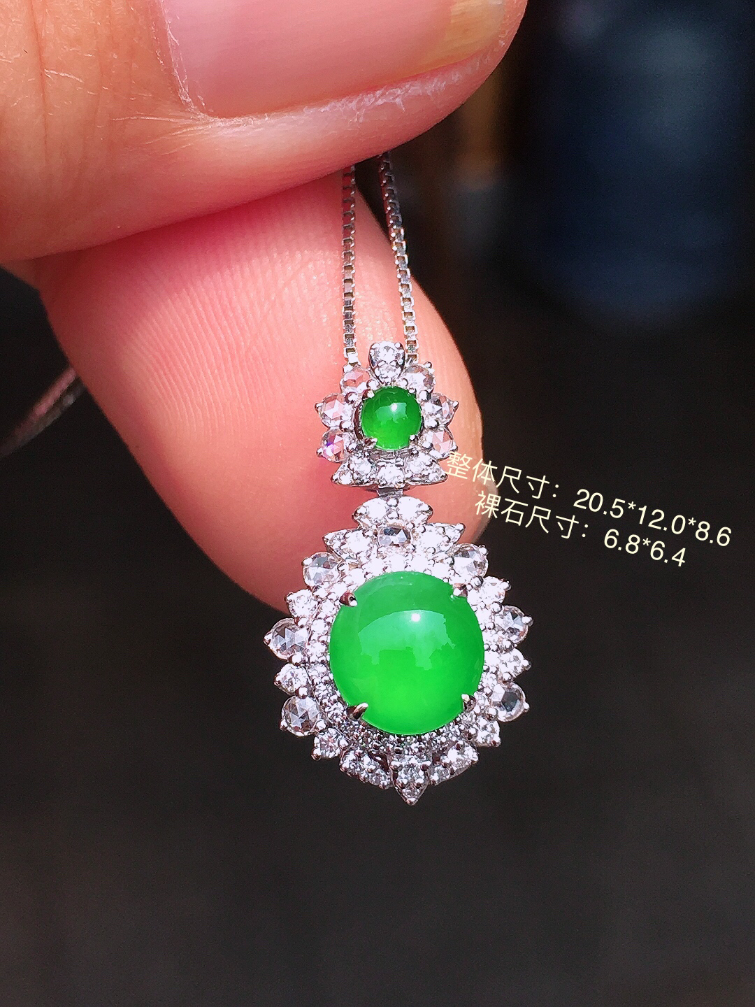 阳绿蛋面吊坠，色泽均匀艳丽，玉质细腻，荧光感超
强，饱满圆润，尽显优雅气质，18k
金豪华镶嵌