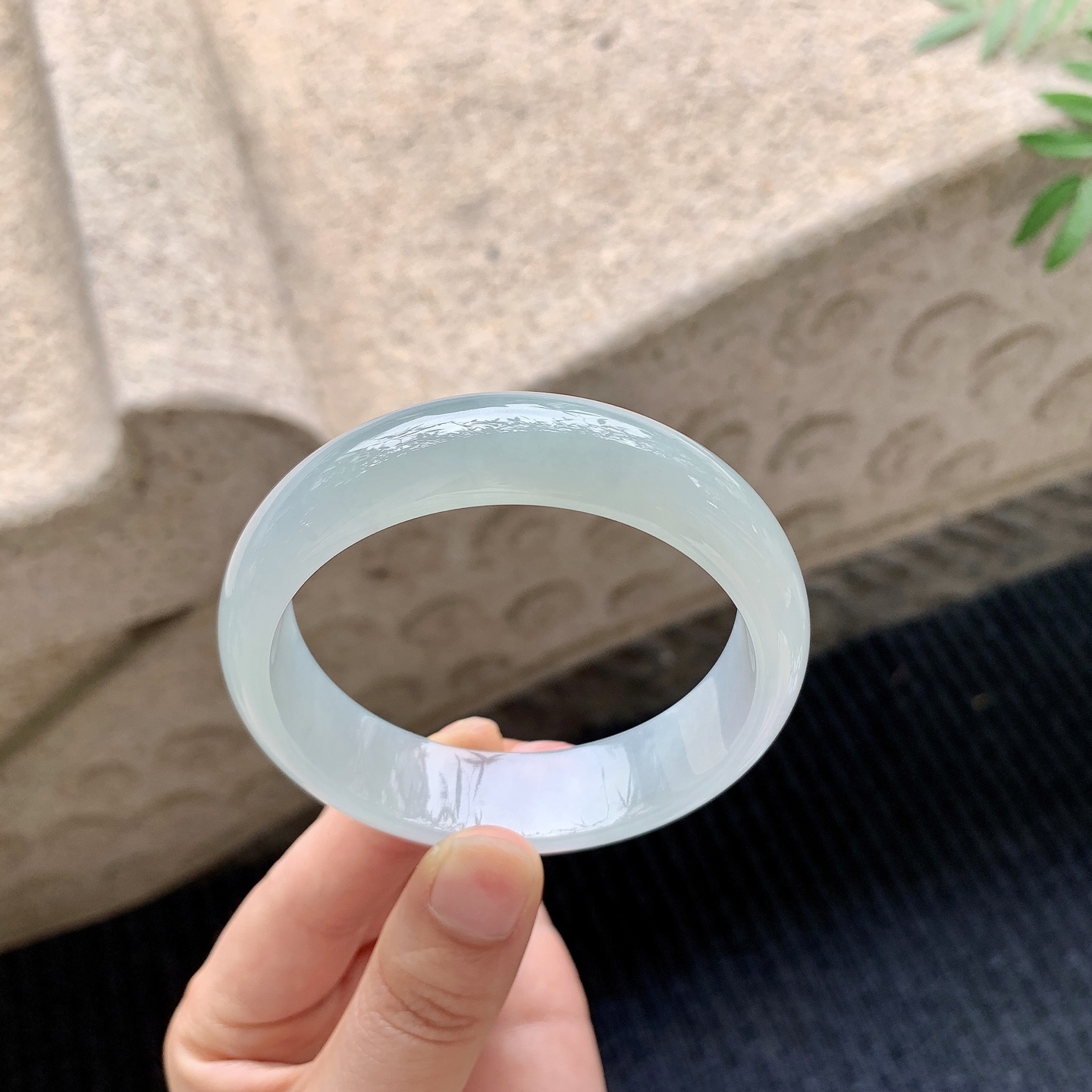 正圈55 56 【圈口】56/15.3/7 【编码】QX041111 【描述】糯冰晴绿，宽版，水润，种老，细腻，无纹裂