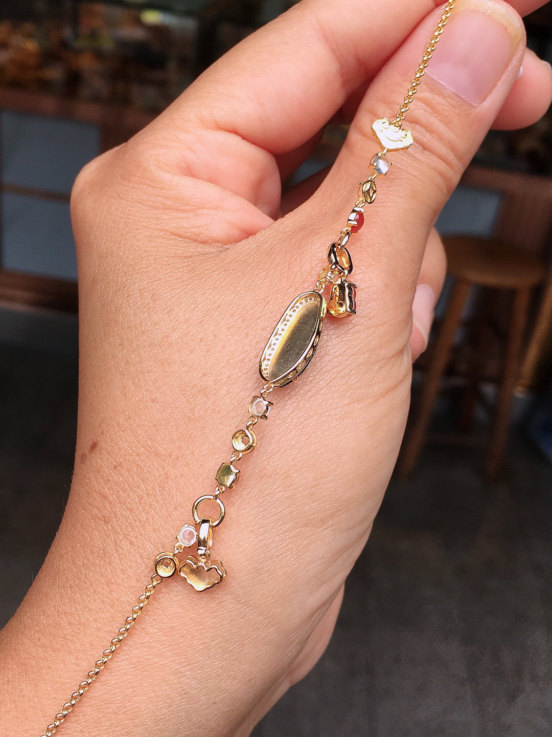 阳绿福豆手链、色泽均匀艳丽，玉质细腻，荧光感超
强，饱满圆润，尽显优雅气质，18k
金豪华镶嵌