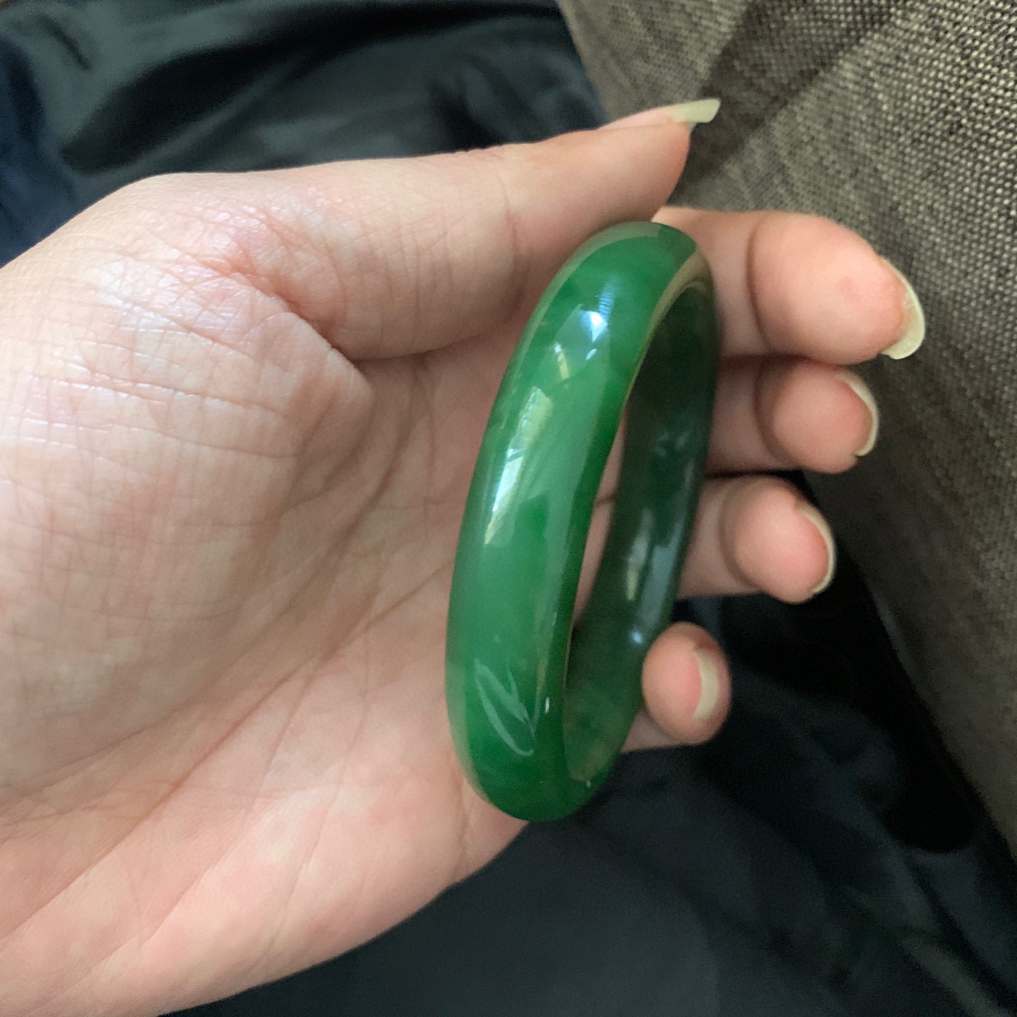 57.5圈口和田玉碧玉冰底阳绿色手镯，和田玉57.5圈口手镯，镯型古朴典雅。在诗情画意的雨巷相遇，你