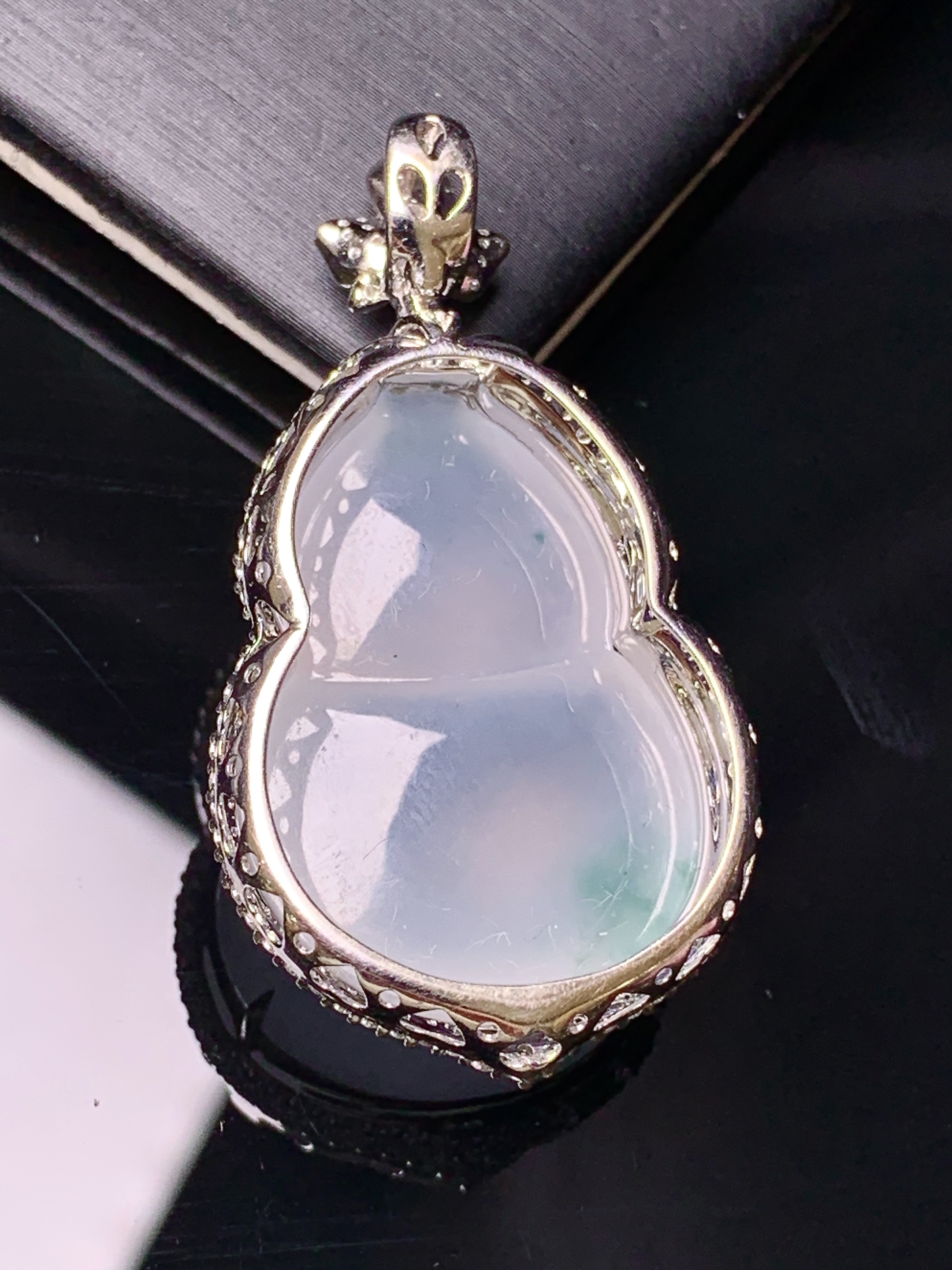 18k金钻镶嵌冰种葫芦吊坠 玉质细腻 色泽艳丽清新 水润亮眼 整体尺寸42.2*22.5*10.8k1