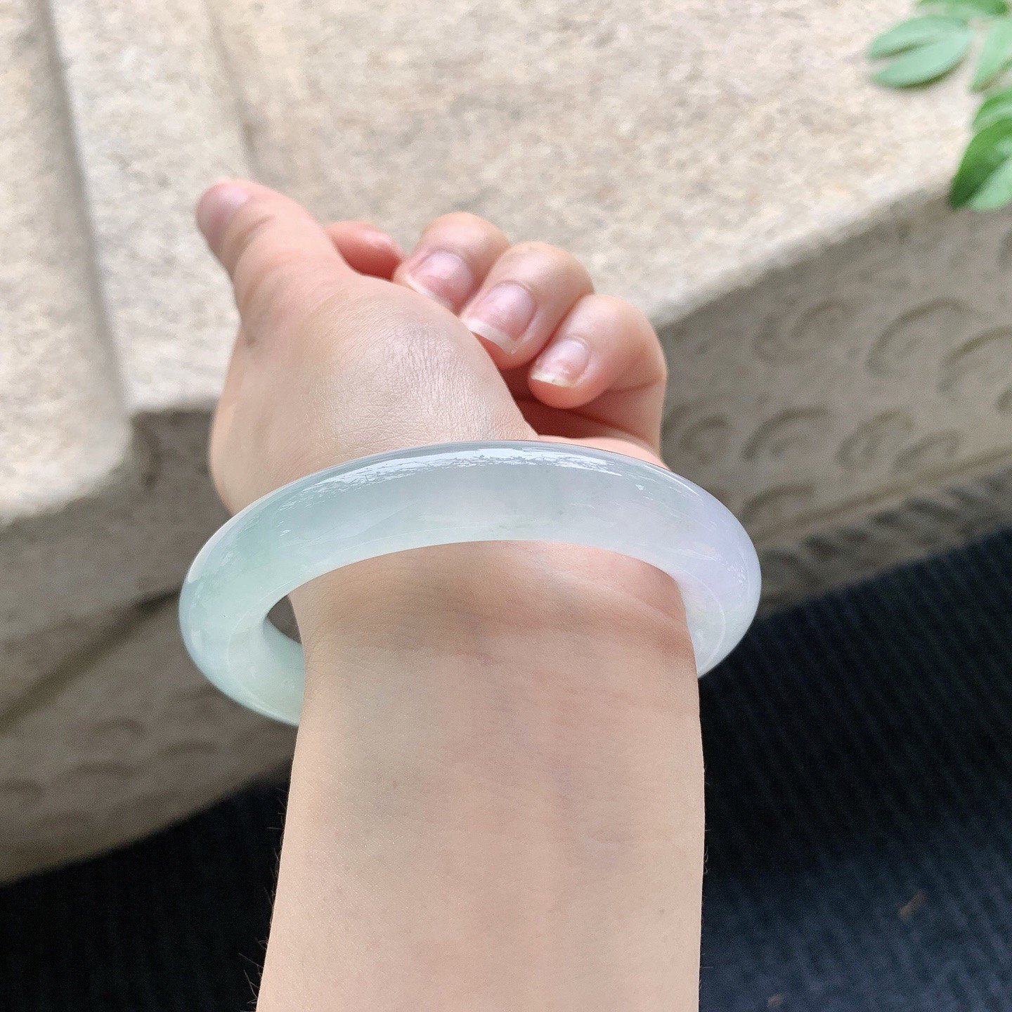 圆条54 55
【圈口】55.8/11.1/10.9
【描述】冰春彩，清透，水润，种老，细腻，无纹裂！