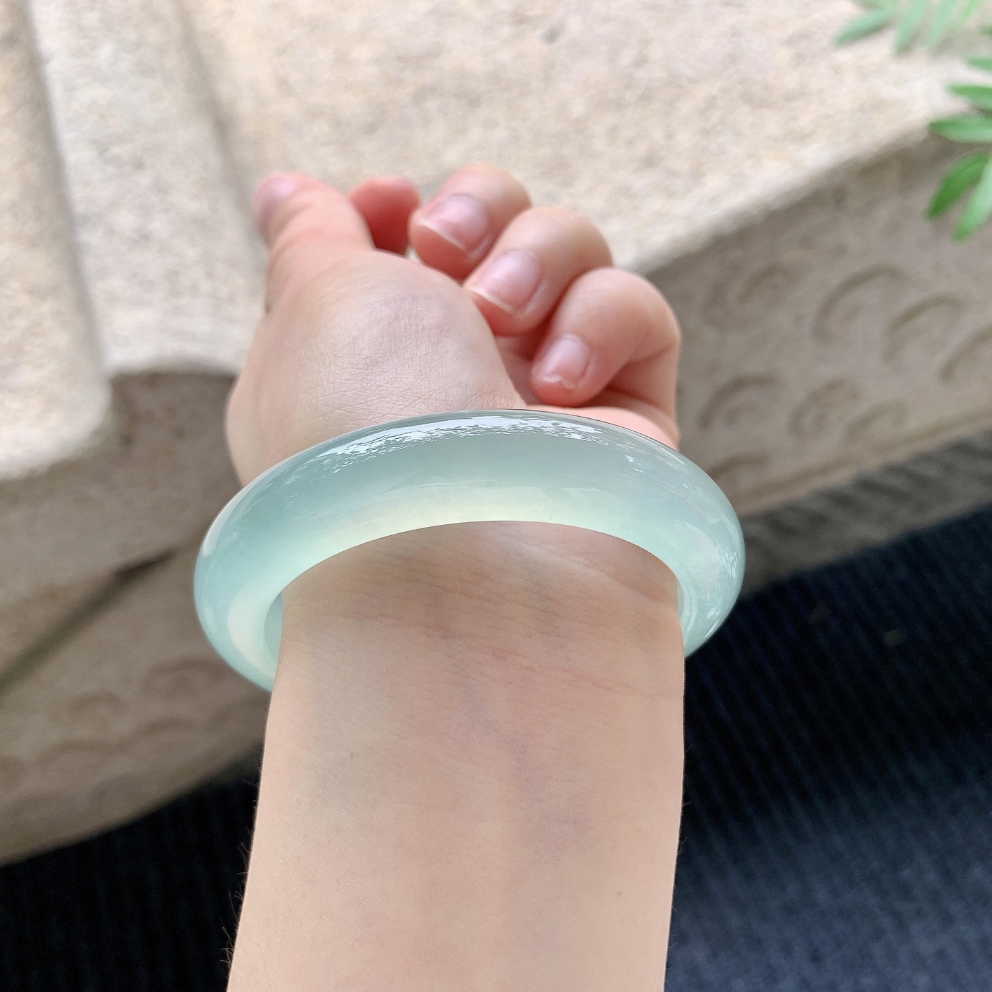 正圈52 53【圈口】53.7/12.2/9【编码】QX041112【描述】冰绿，清透，水润，种老，细腻，无纹裂