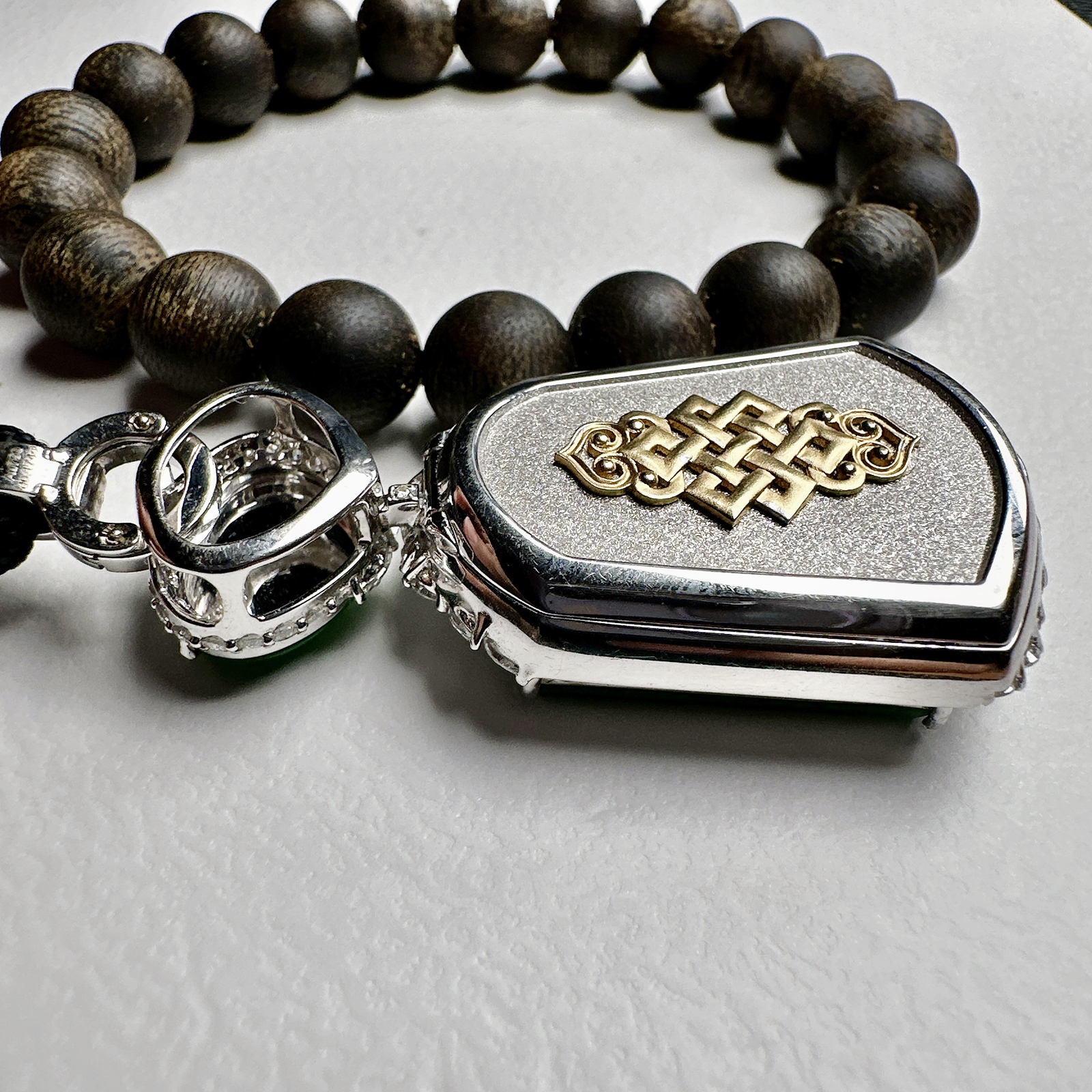 【冰种满绿无事牌】种水上乘，通透闪亮，晶莹剔透。收藏品质，18K金钻镶嵌，裸石尺寸25.8*22.8*3毫米。