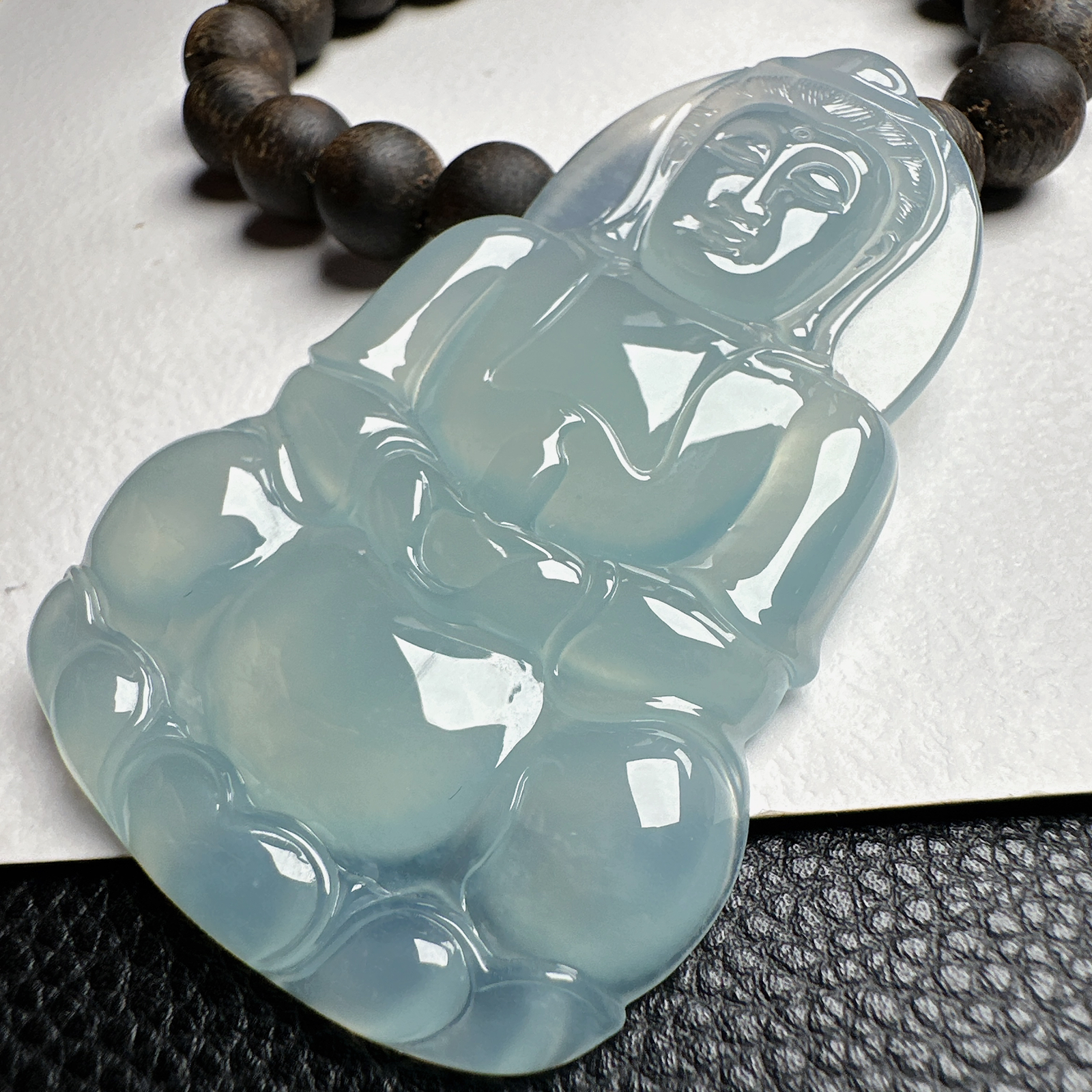 【冰种正装观音】蓝底色泽，质地细腻，通透度上佳，冰感十足，适合佩戴