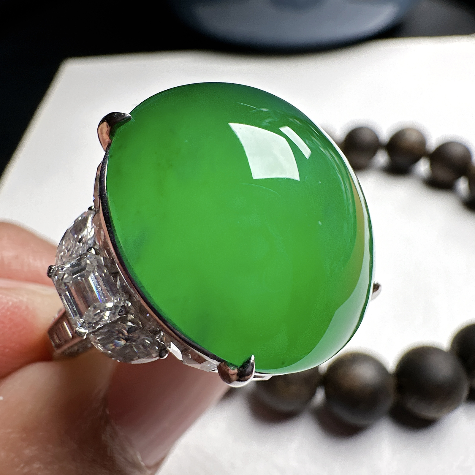 【冰种满绿鸽子蛋戒指】质地细腻，冰感十足，通透闪亮，饱满圆润，纯净度没得说，18k金钻镶嵌，裸石尺寸