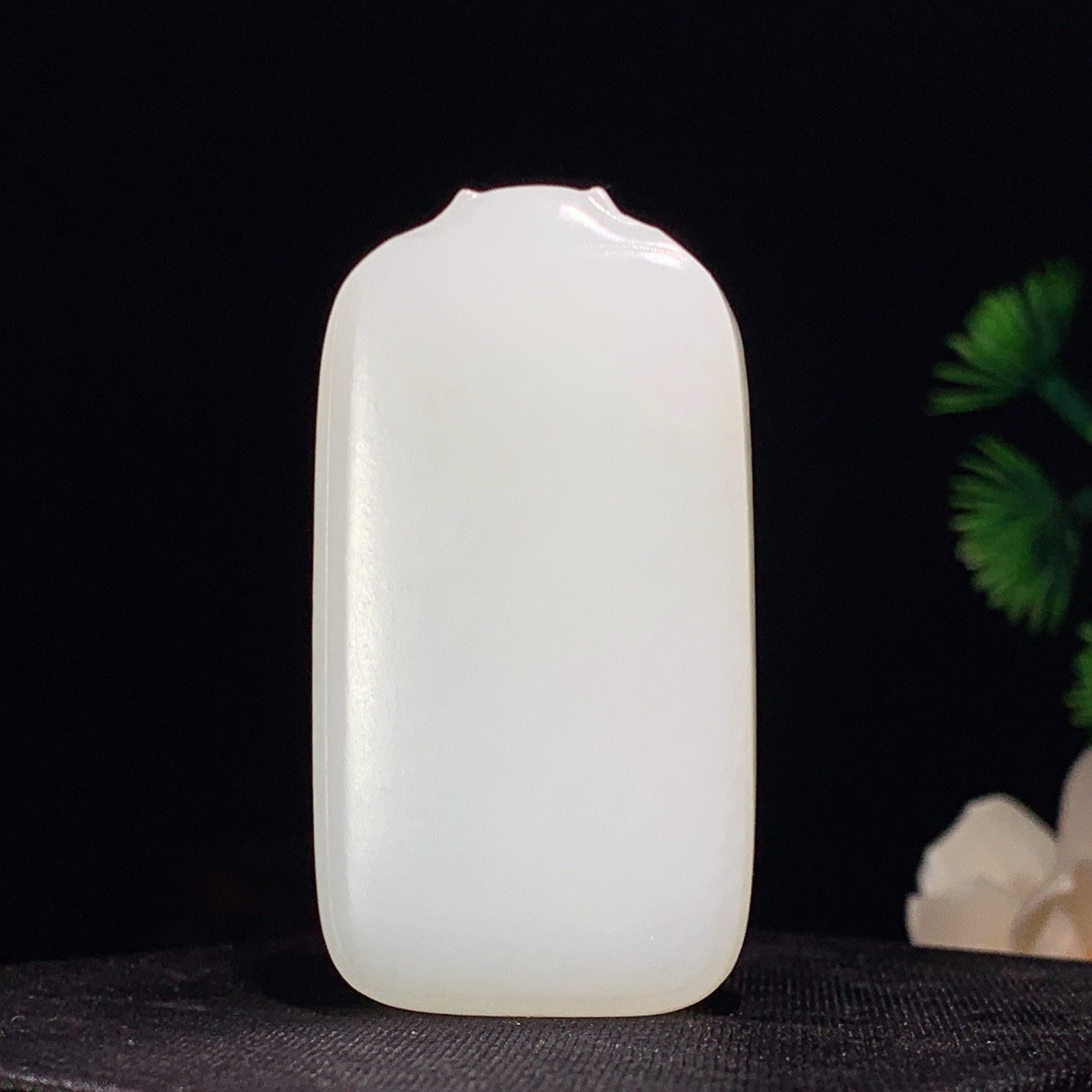 新疆和田玉白玉平安无事牌挂件 尺寸52/28/10重36.5克 玉质细腻油润 底色纯净 脂粉好，品质好。lt260410